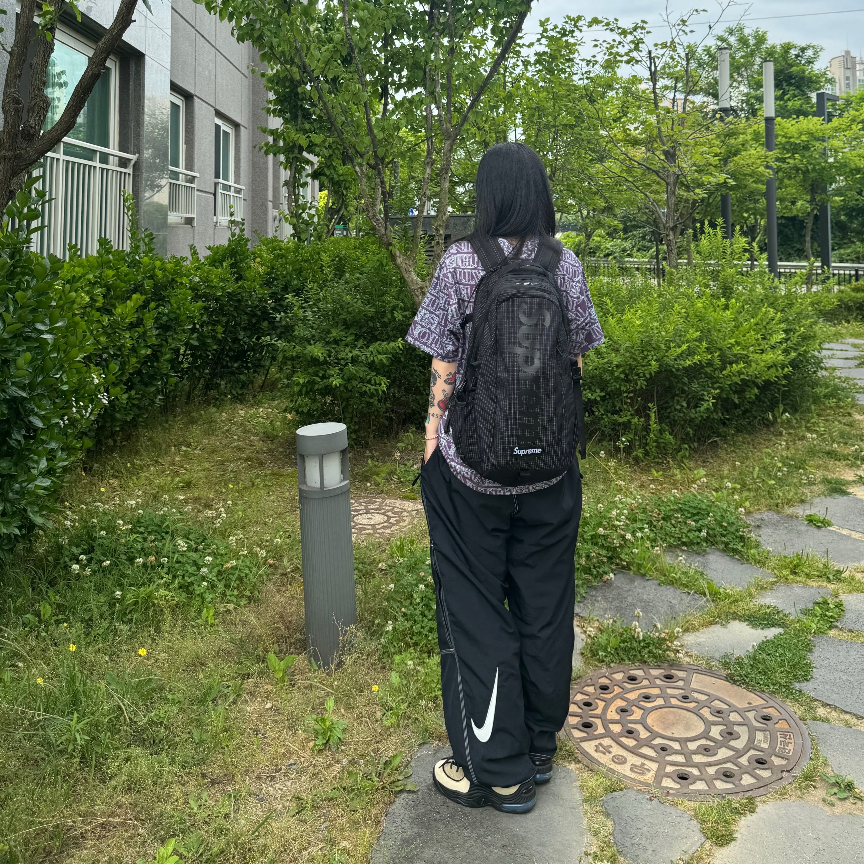 Supreme x Nike Ripstop Track Pants Black - 24SS, Supreme Backpack Black - 24SS 착용 스타일 - 3
