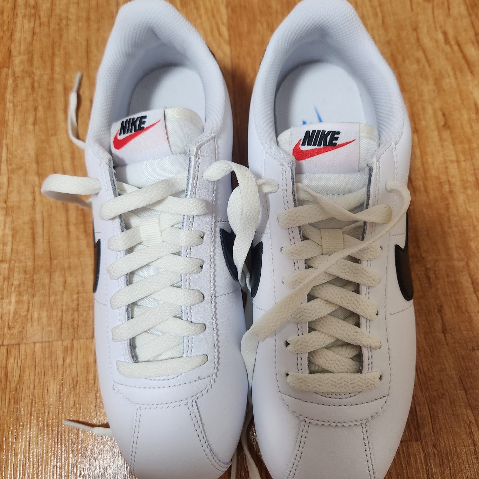(W) Nike Cortez White and Black 착용 스타일 - 1