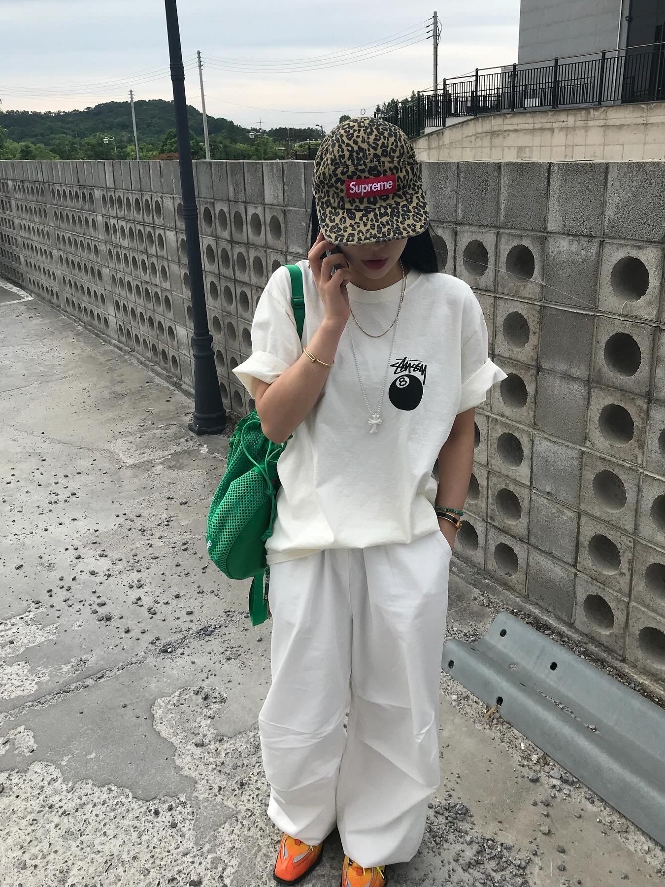 Stussy 8 Ball Pigment Dyed T-Shirt Natural 착용 스타일 - 1
