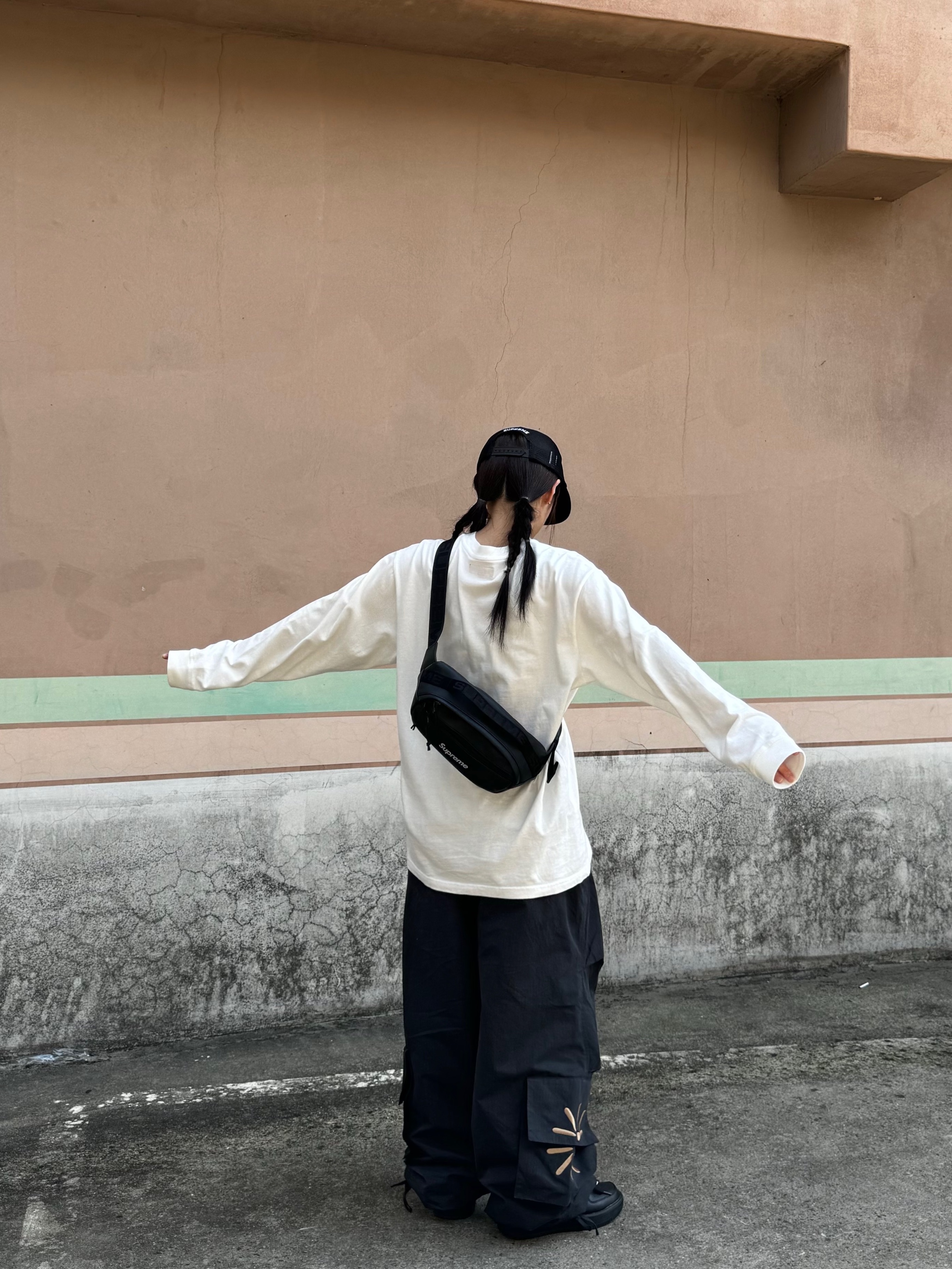 Supreme Collar Logo L/S Top White - 23FW, Supreme Terry Mesh Back 5-Panel Black - 24SS 착용 스타일 - 3