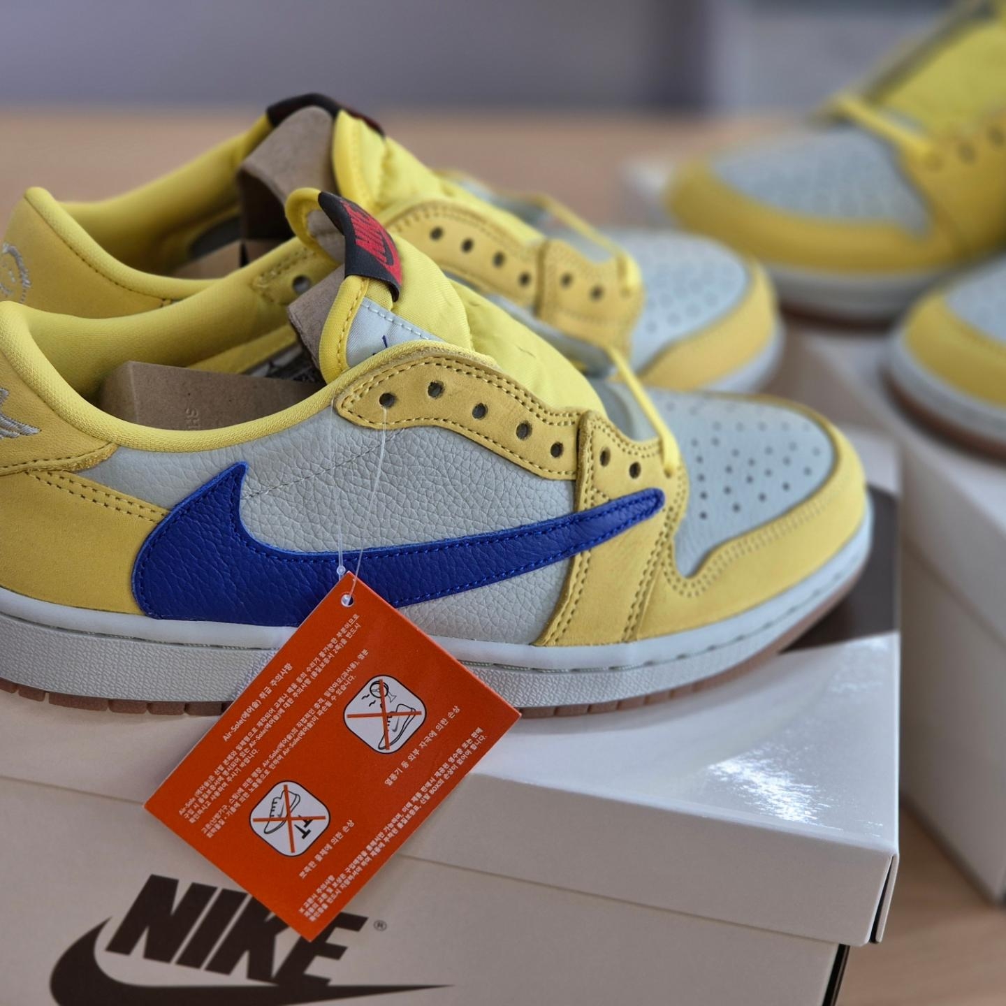 (W) Jordan 1 x Travis Scott Retro Low OG SP Canary 착용 스타일 - 2