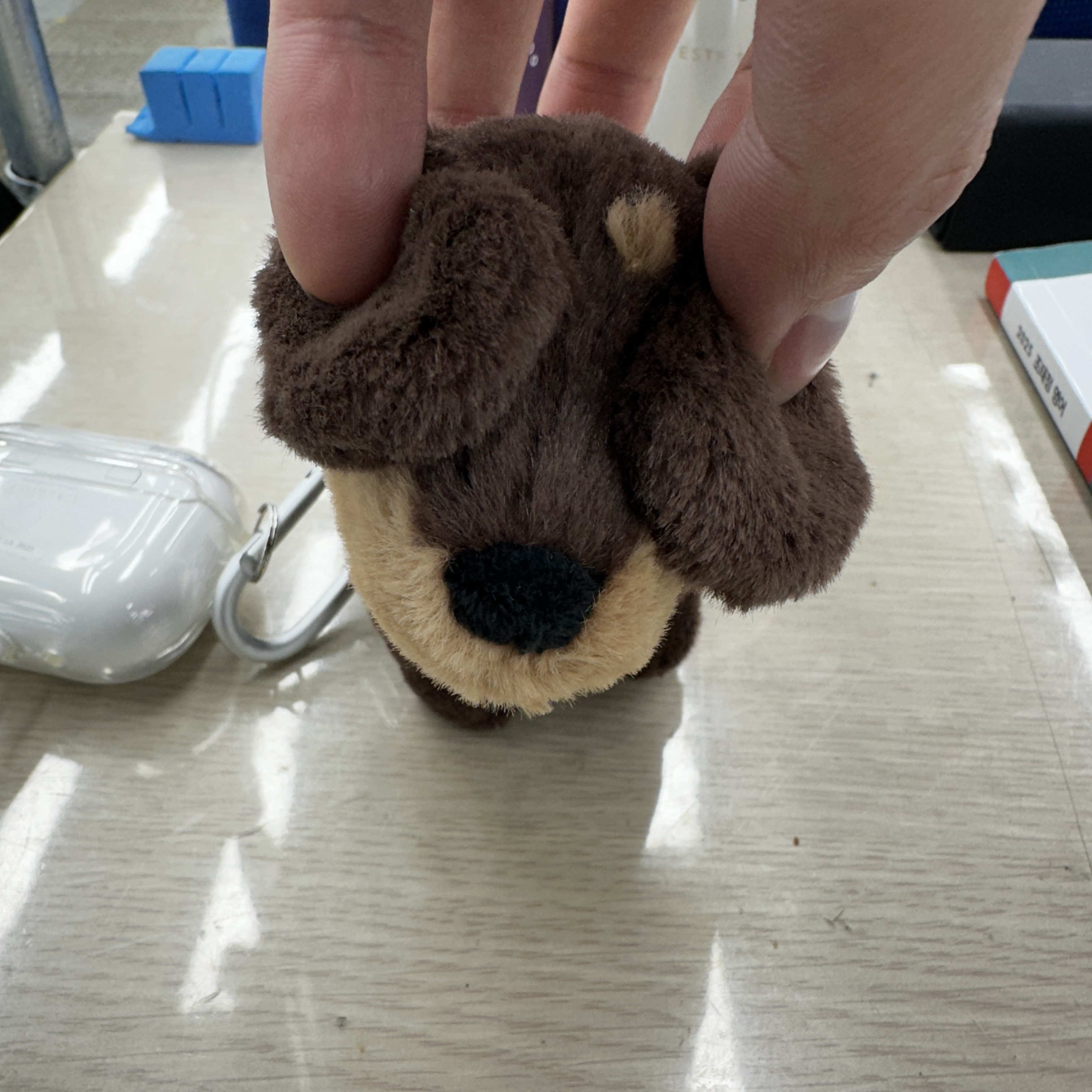 Jellycat Otto Sausage Dog Bag Charm Brown 착용 스타일 - 2