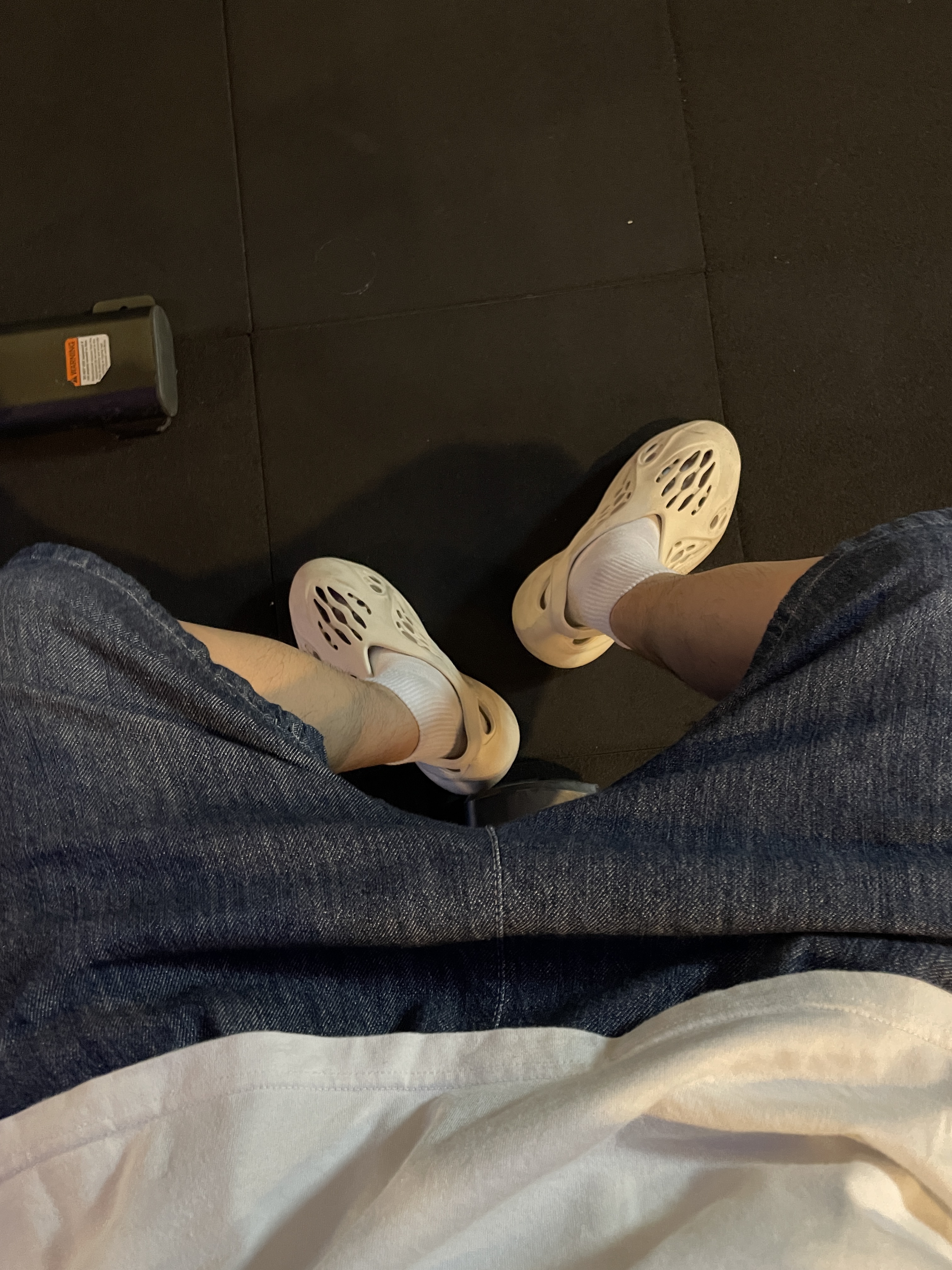 Adidas Yeezy Foam RNNR Sand 착용 스타일