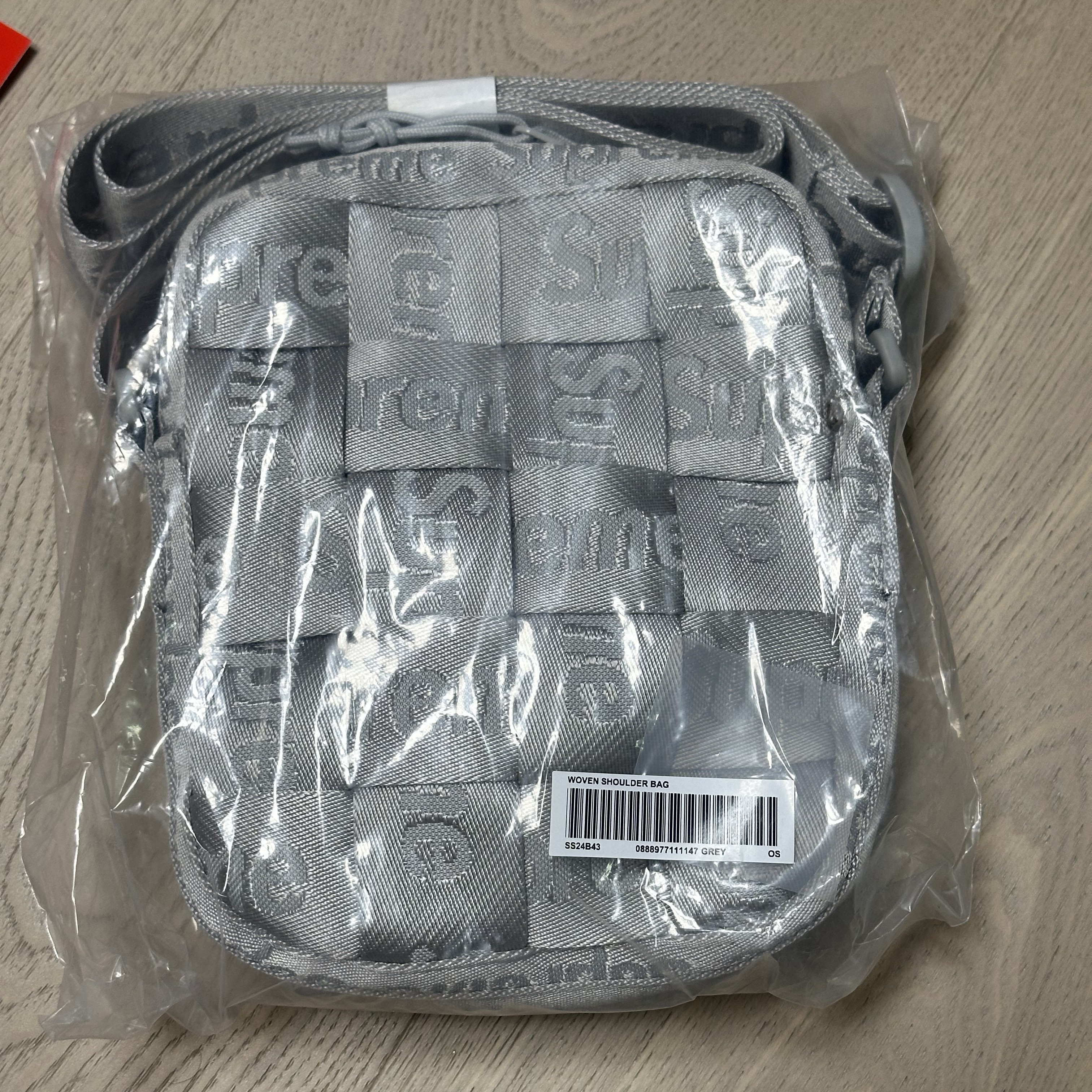 Supreme Woven Shoulder Bag Grey - 24SS 착용 스타일 - 1