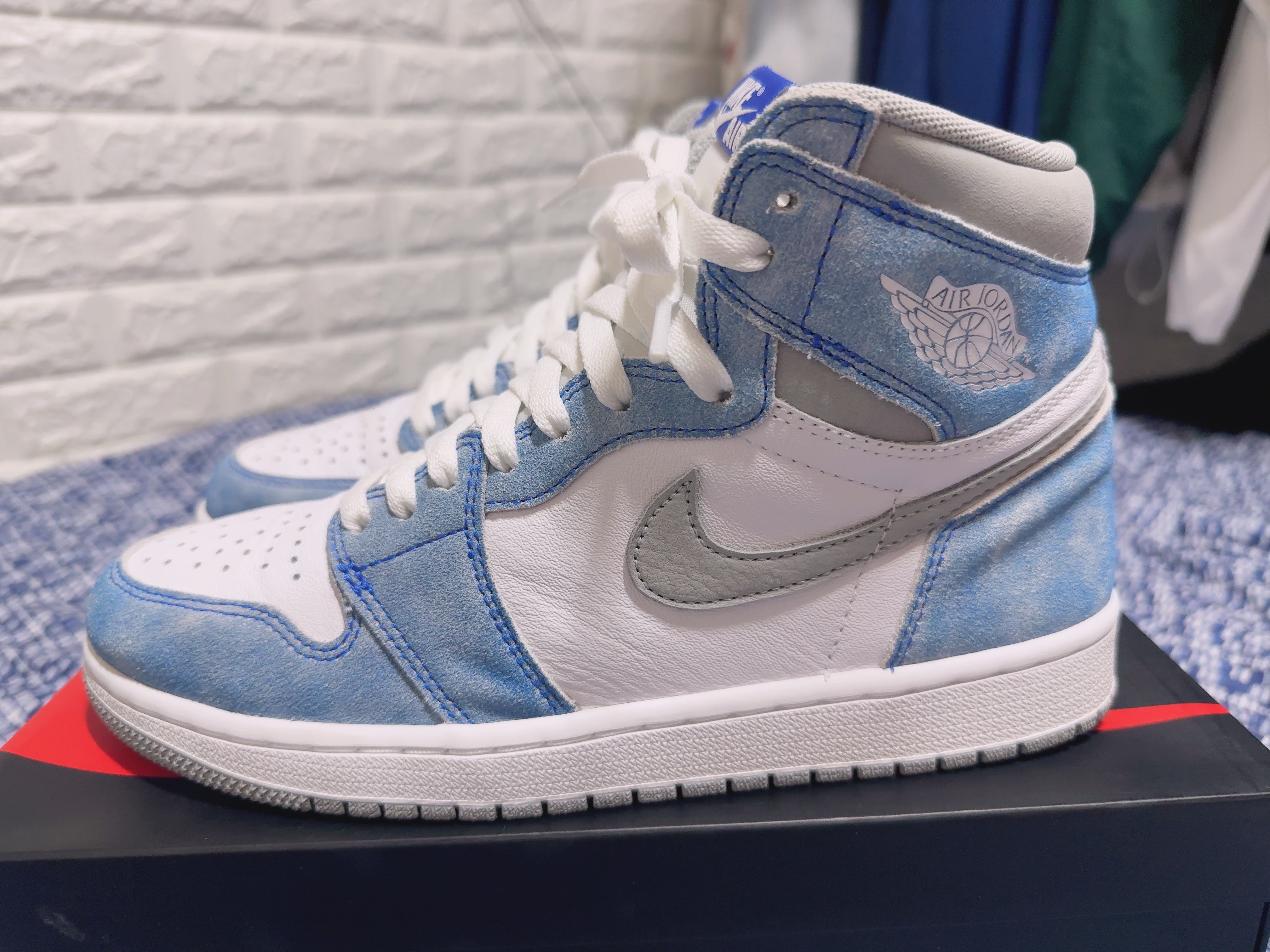 Jordan 1 Retro High OG Hyper Royal 착용 스타일 - 3
