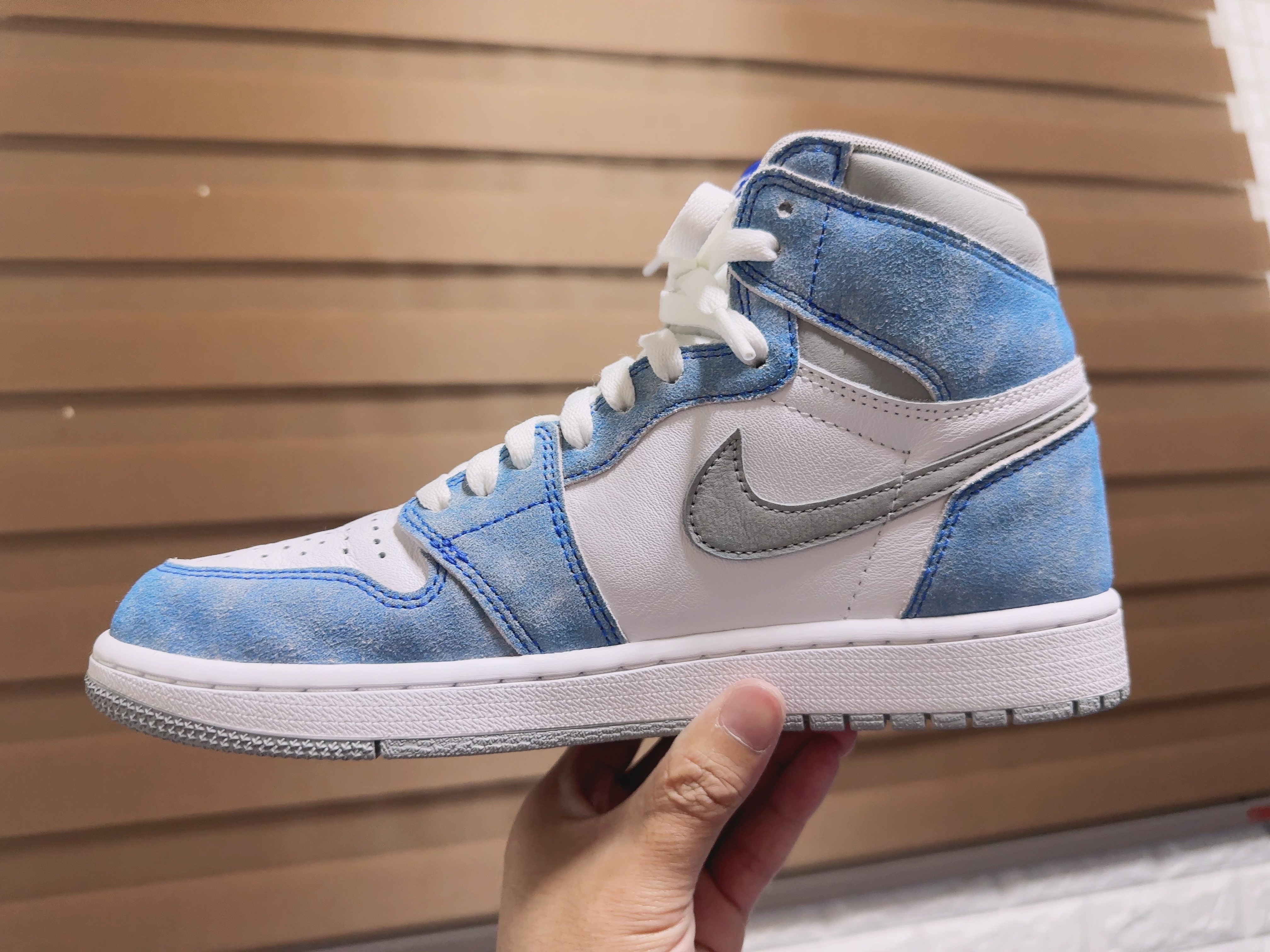 Jordan 1 Retro High OG Hyper Royal 착용 스타일 - 6