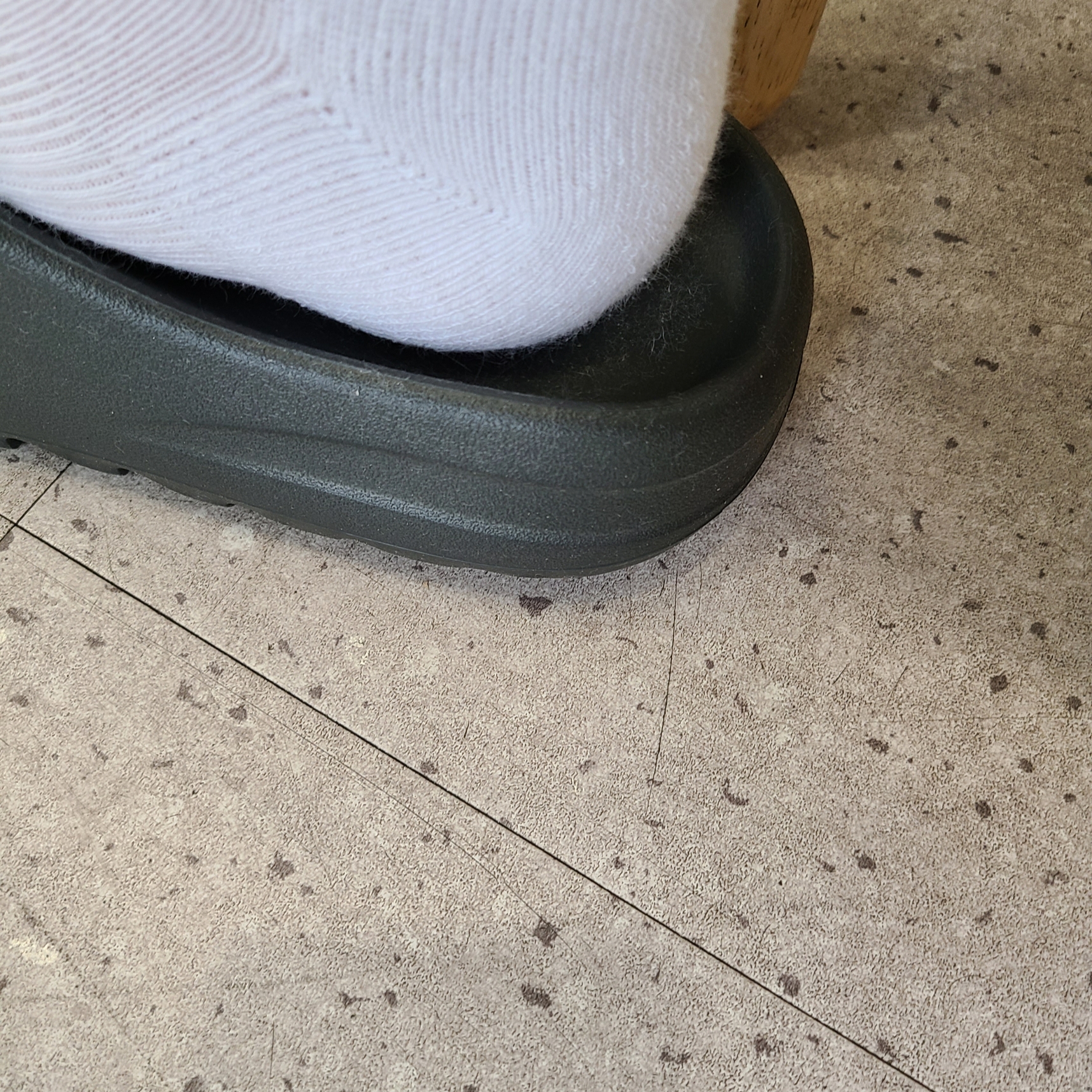 Adidas Yeezy Slide Dark Onyx 2024 착용 스타일 - 3