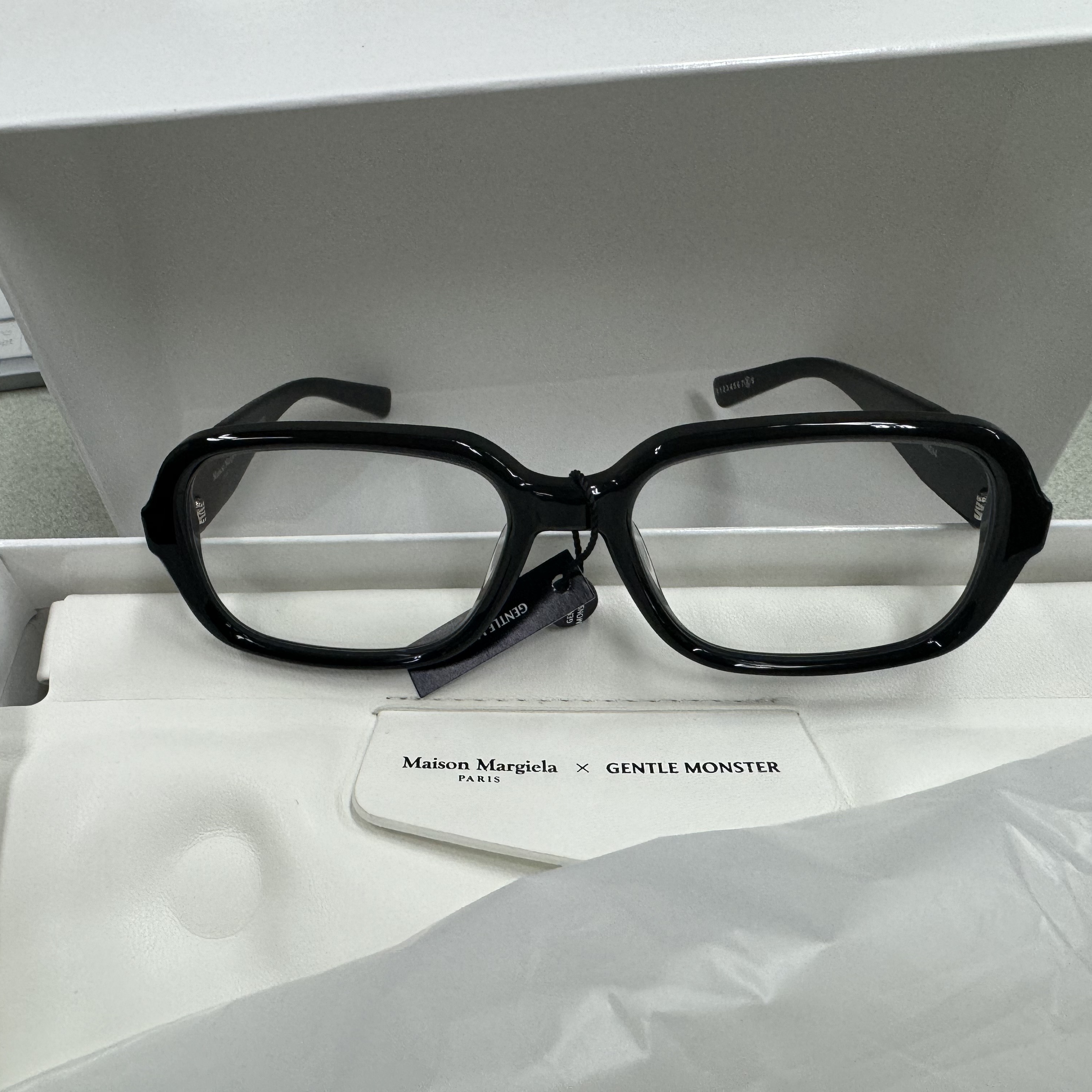 Gentle Monster x Maison Margiela MM114 Black Clear 착용 스타일