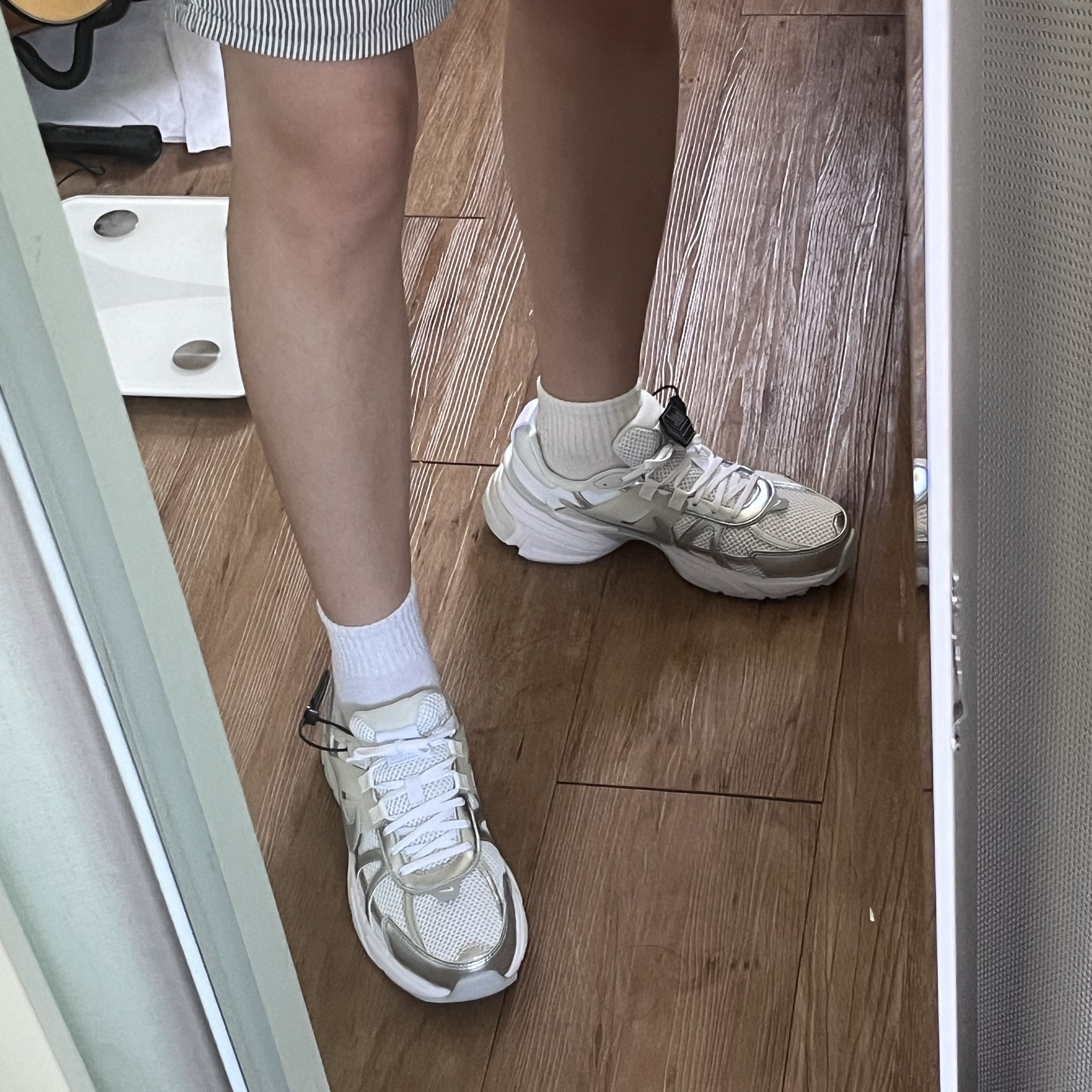 Nike V2K Run Metallic Silver White 착용 스타일