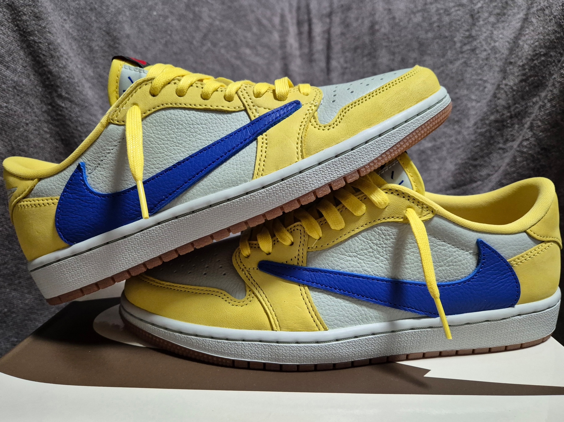 (W) Jordan 1 x Travis Scott Retro Low OG SP Canary 착용 스타일 - 1