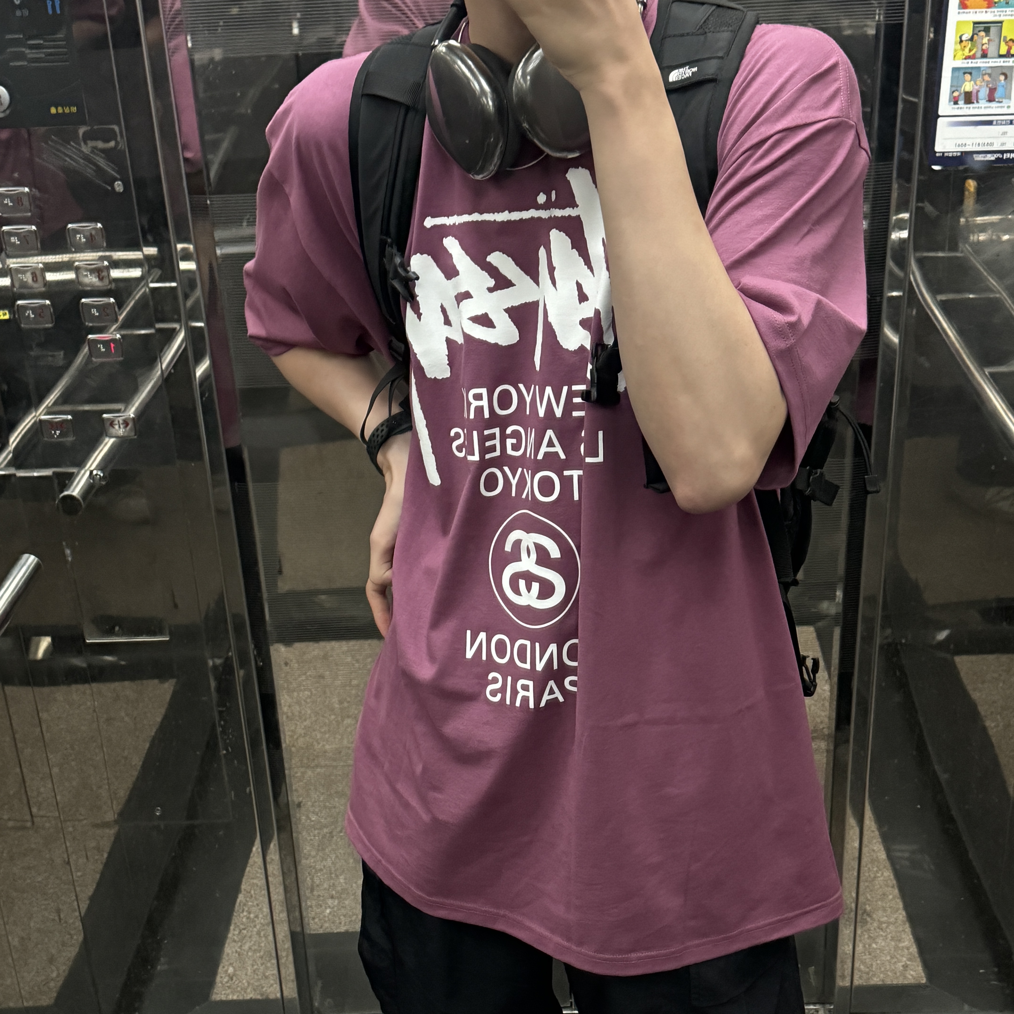 Stussy World Tour T-Shirt Berry 2024, Apple AirPods Max Lightning Space Gray (Korean Ver.) 착용 스타일