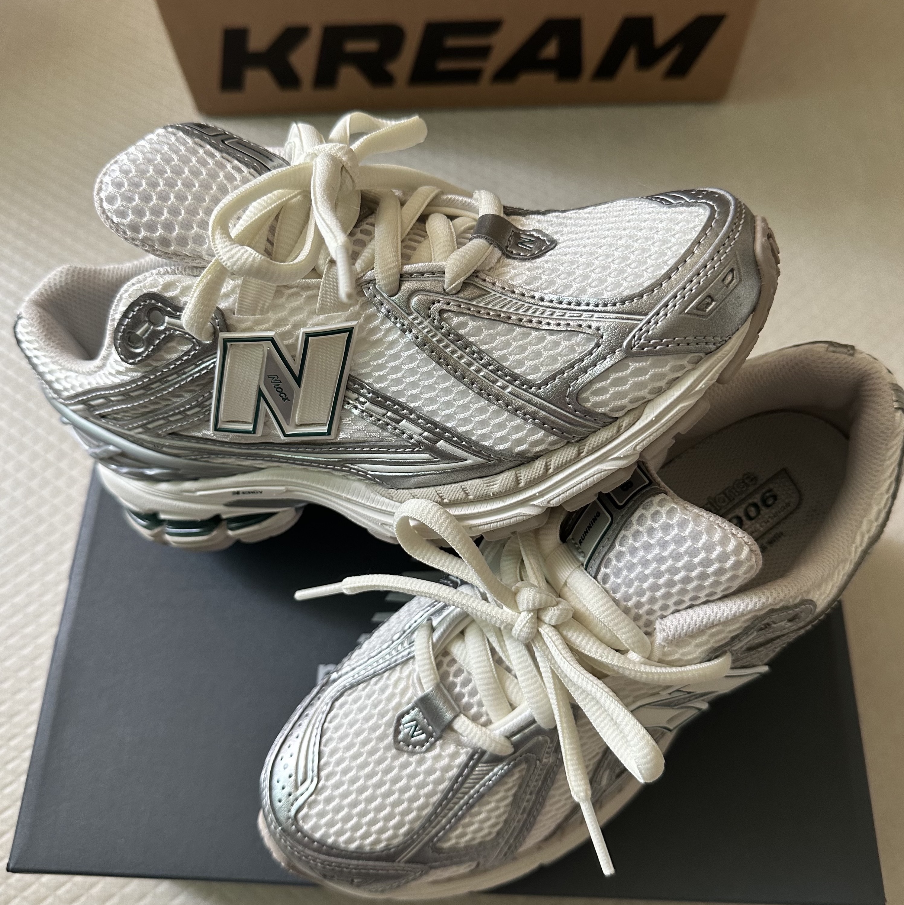 New Balance 1906R Silver Metallic Sea Salt 착용 스타일 - 1