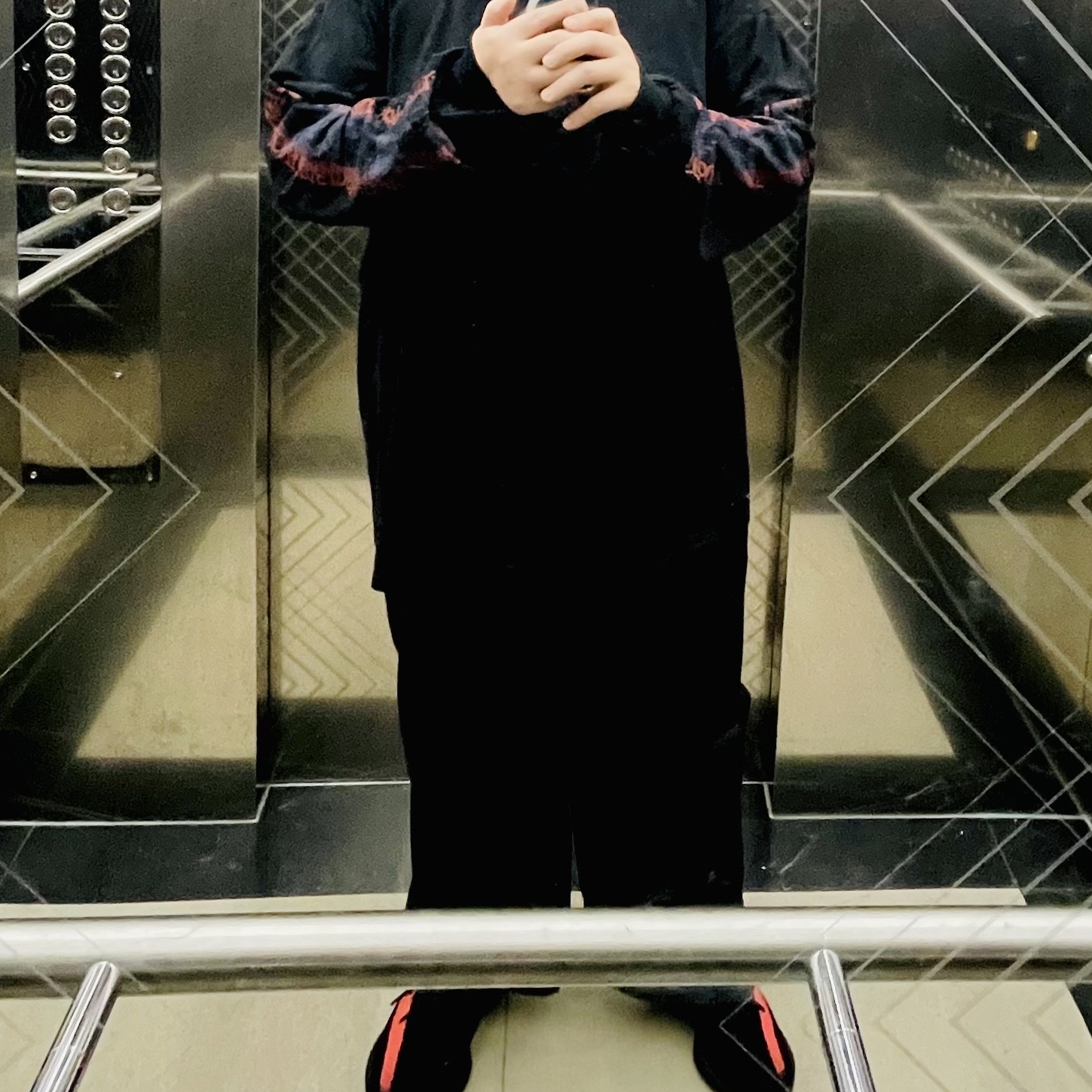 Adidas Yeezy Boost 350 V2 Core Black Red 2022/2023, Stussy Youth Brigade Pigment Dyed LS T-Shirt Black 착용 스타일 - 1