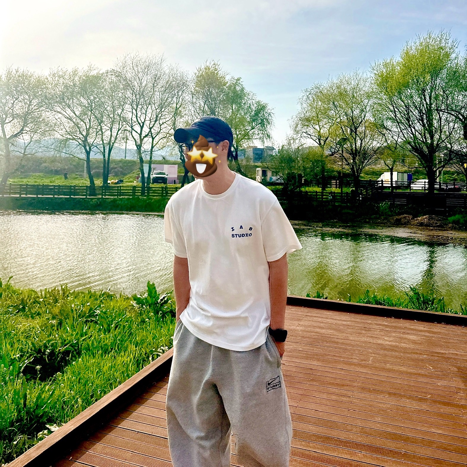 IAB Studio 10th Anniversary T-Shirt White, Nike x Stussy NRG Fleece Pants Dark Grey Heather (DO9340-063) 착용 스타일
