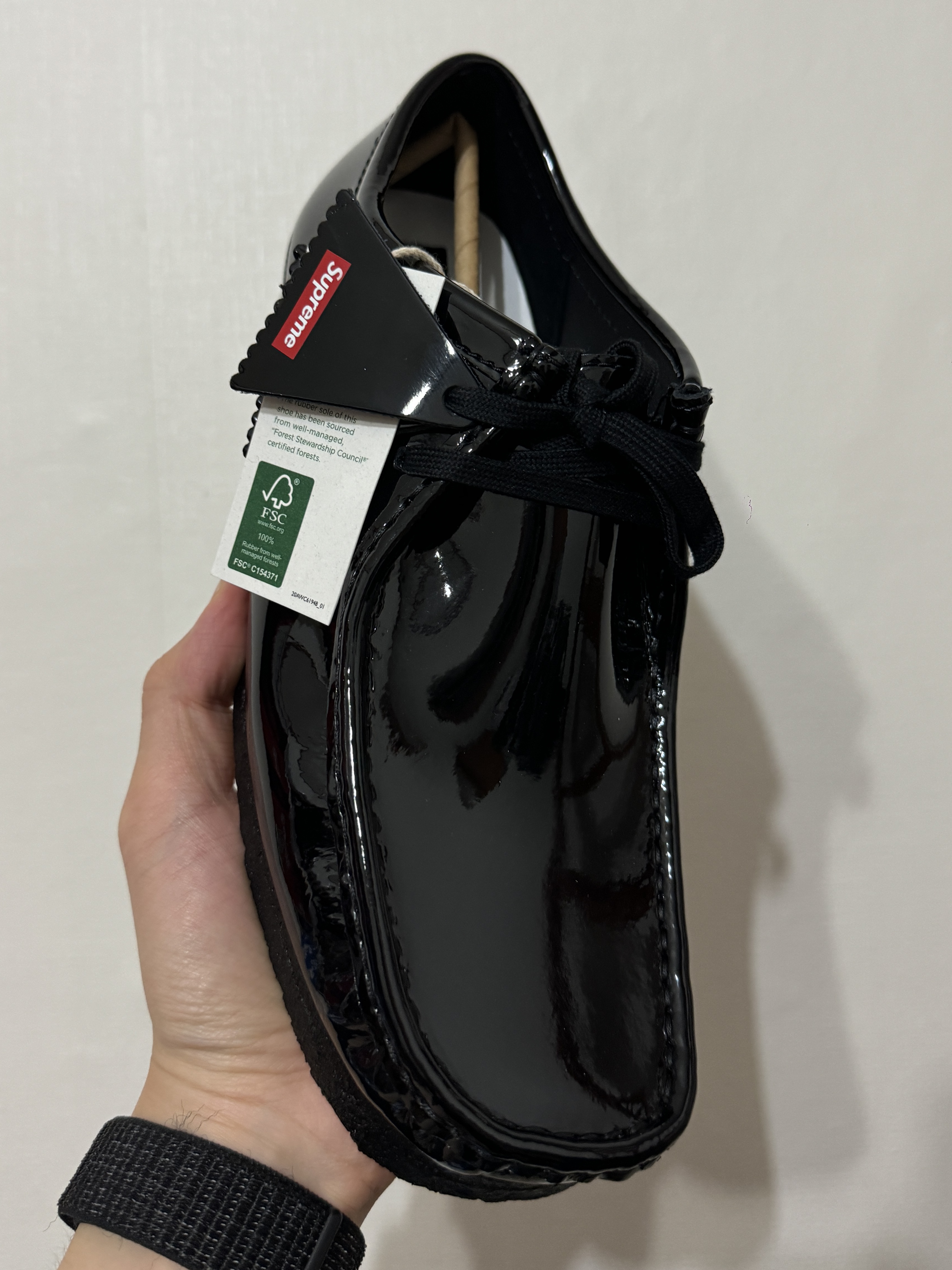 Clarks x Supreme Patent Leather Wallabee Black 착용 스타일 - 1
