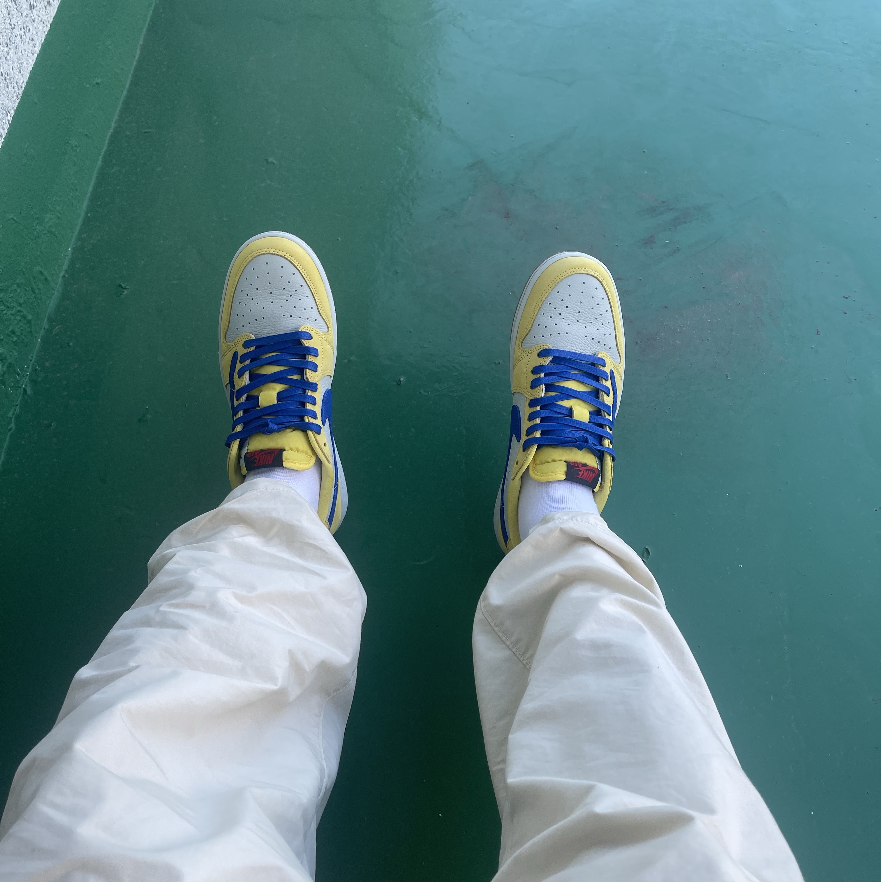 (W) Jordan 1 x Travis Scott Retro Low OG SP Canary 착용 스타일 - 2