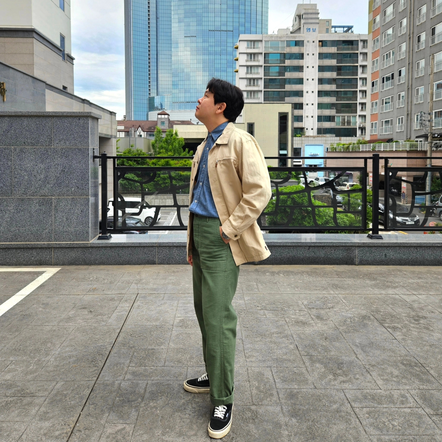 Orslow 5002 US Army Fatigue Pants Green, Vans Authentic 44 DX Anaheim Factory Black 착용 스타일 - 3