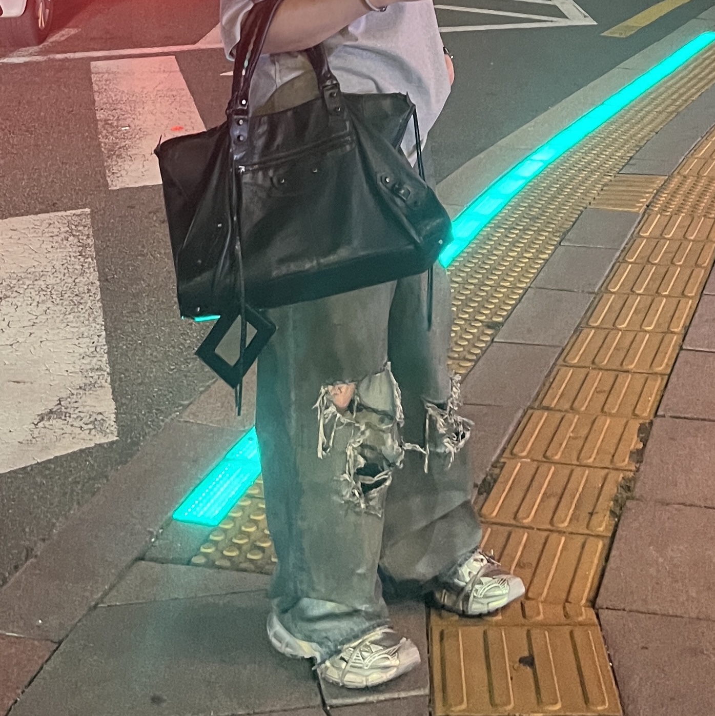 Balenciaga Patched Pockets Baggy Jeans Blue, Balenciaga 3XL Sneakers Light Beige 착용 스타일 - 4