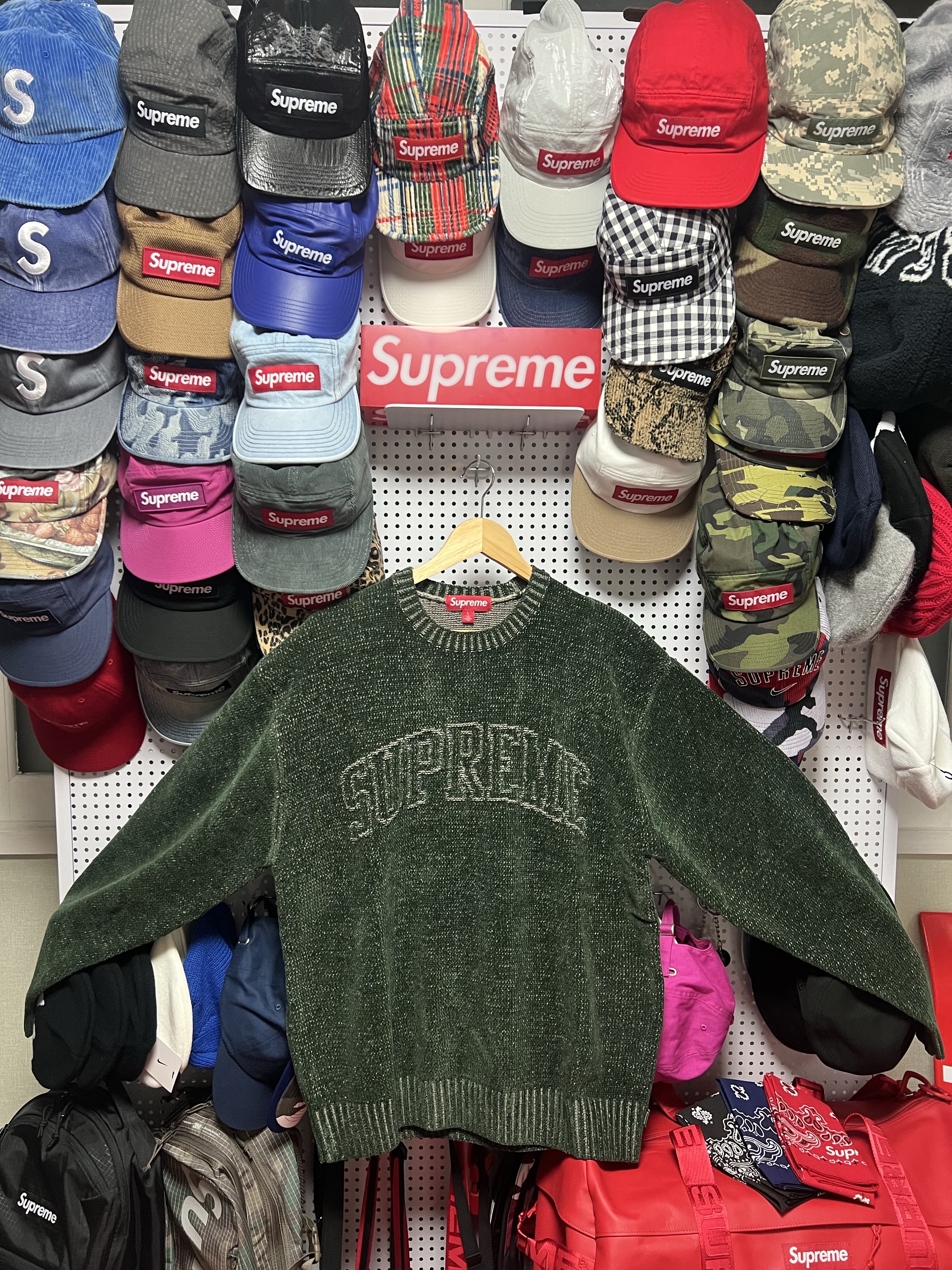 Supreme S/S Rugby Black - 24SS, Supreme Cracked Arc S/S Top Orange - 24SS 착용 스타일 - 4