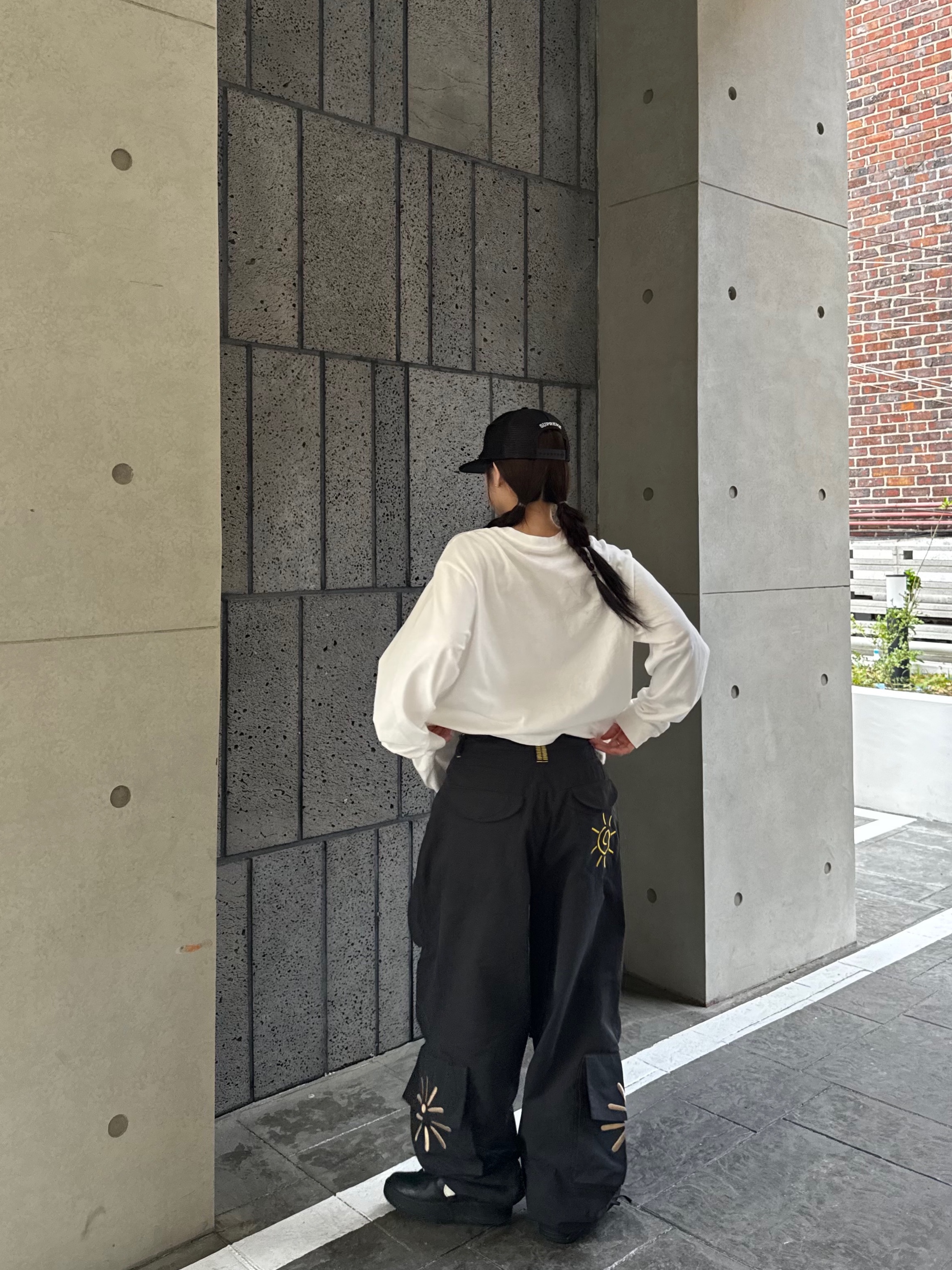 Supreme Collar Logo L/S Top White - 23FW, Supreme Terry Mesh Back 5-Panel Black - 24SS 착용 스타일 - 4