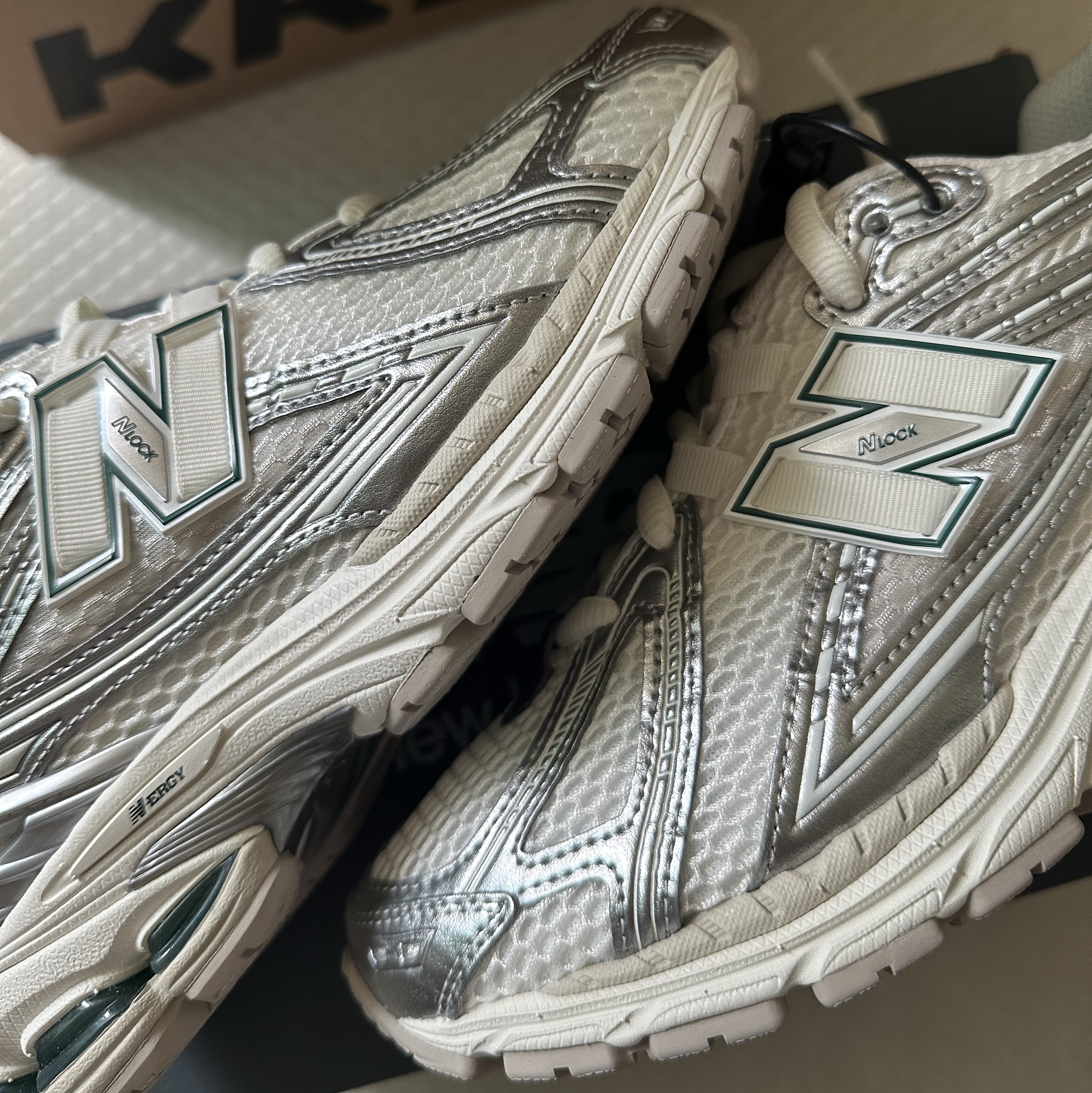New Balance 1906R Silver Metallic Sea Salt 착용 스타일 - 3