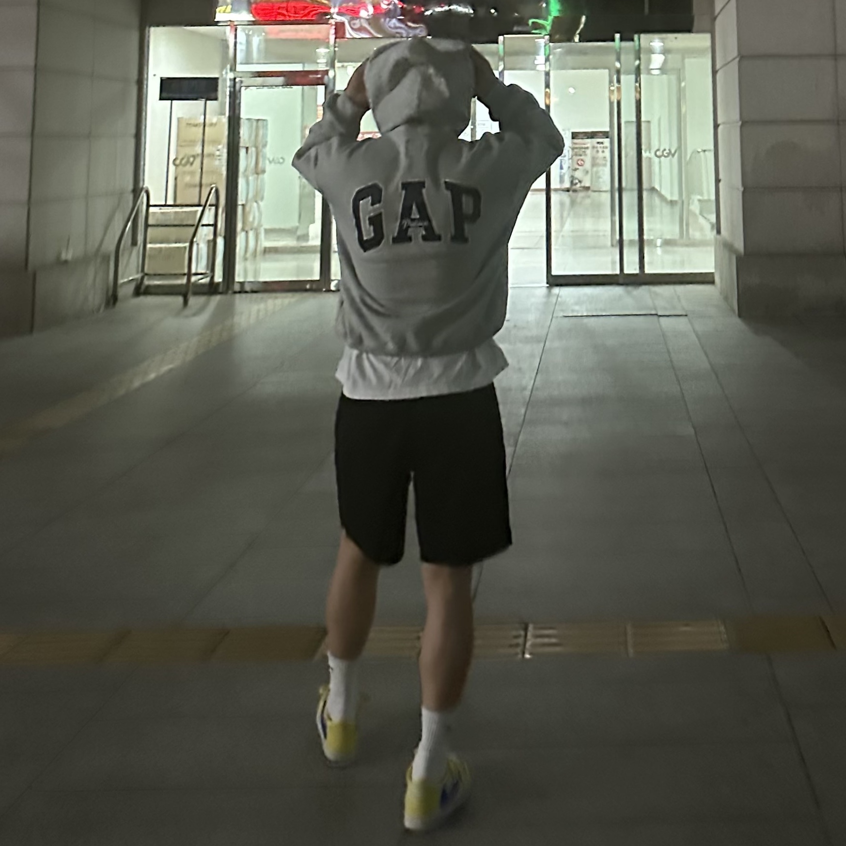 (W) Jordan 1 x Travis Scott Retro Low OG SP Canary, Palace x Gap Hood Grey - 24SS 착용 스타일
