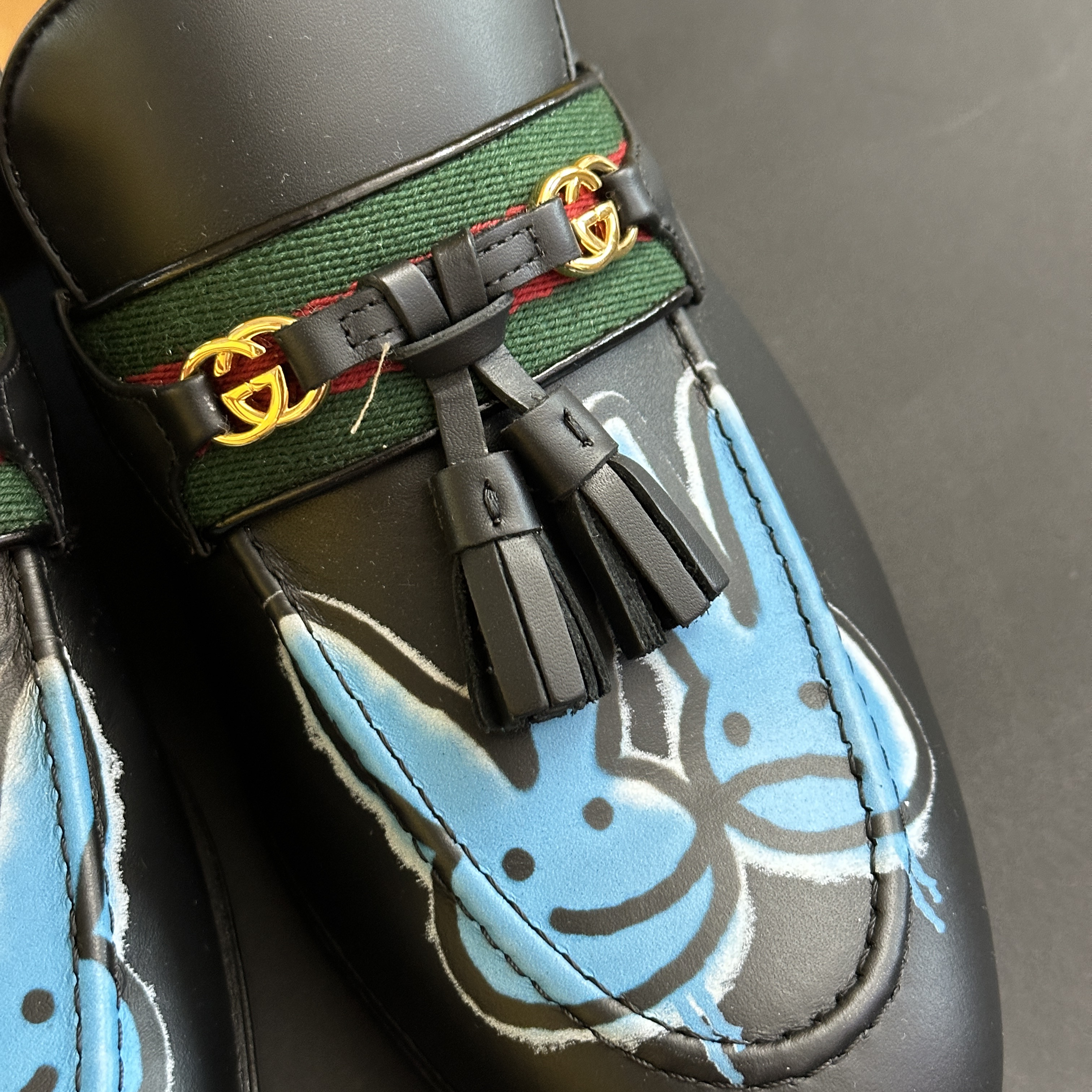 Gucci Web and Interlocking G Leather Loafer Black 착용 스타일 - 2