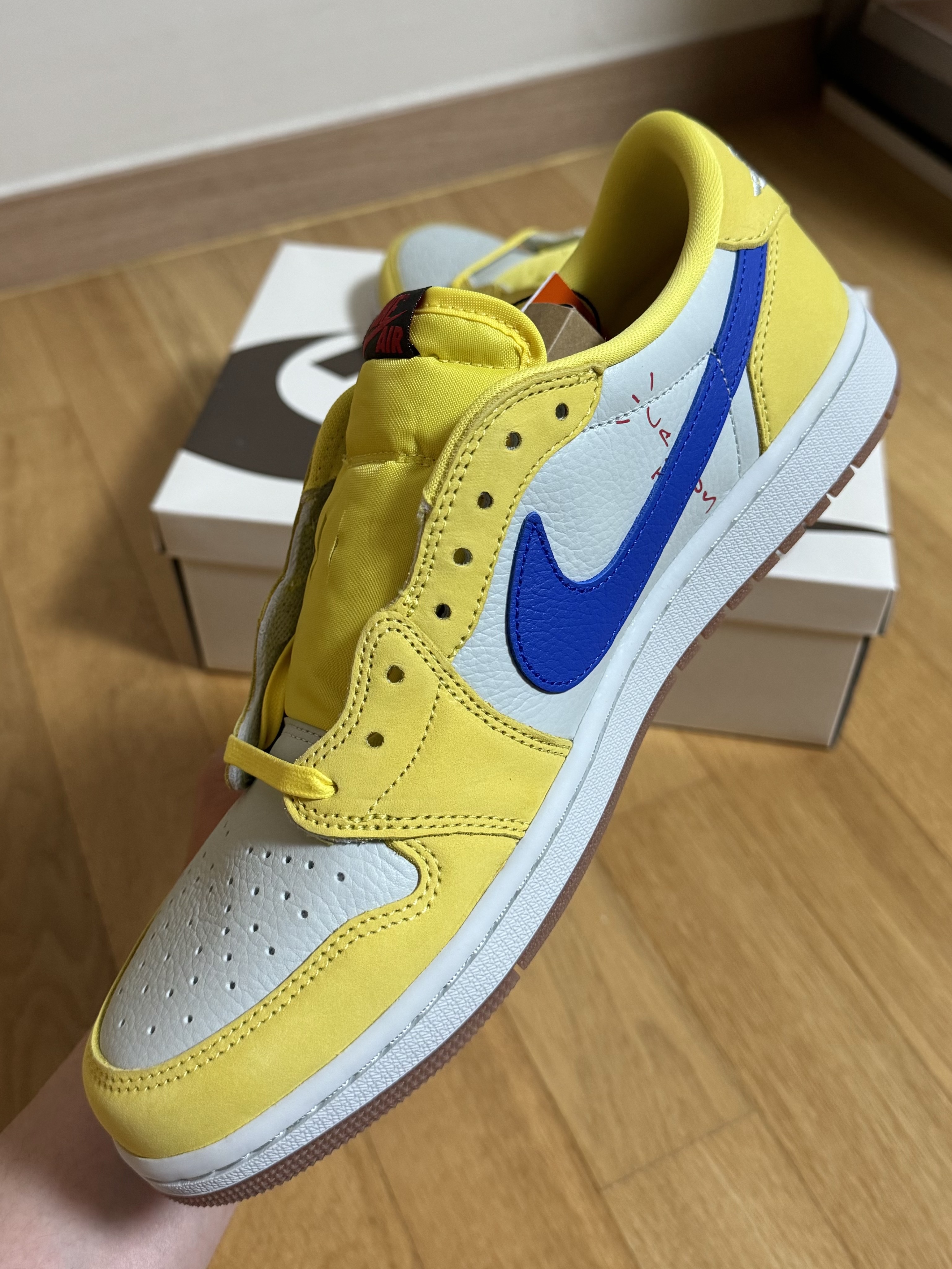 (W) Jordan 1 x Travis Scott Retro Low OG SP Canary 착용 스타일 - 2