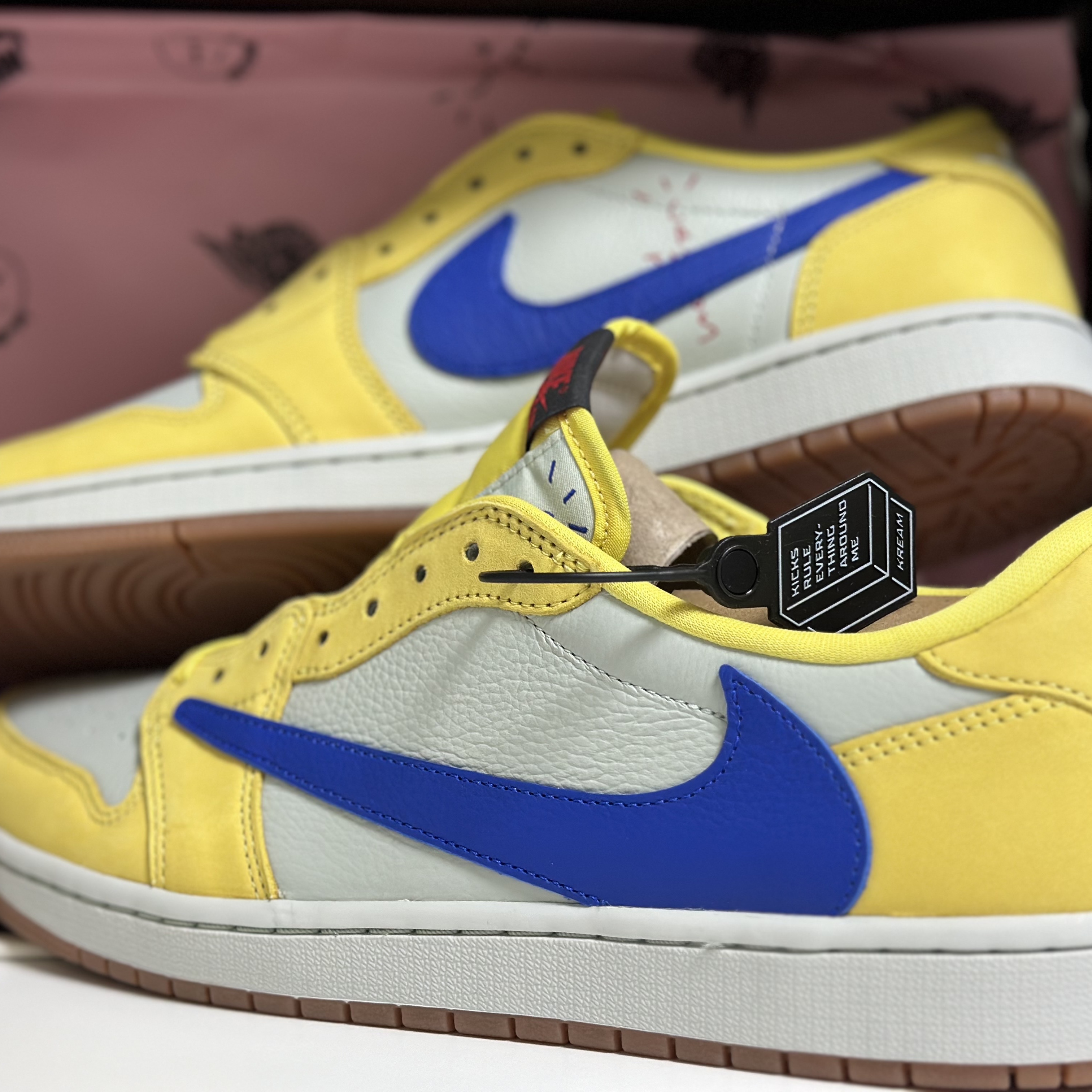 (W) Jordan 1 x Travis Scott Retro Low OG SP Canary 착용 스타일 - 1
