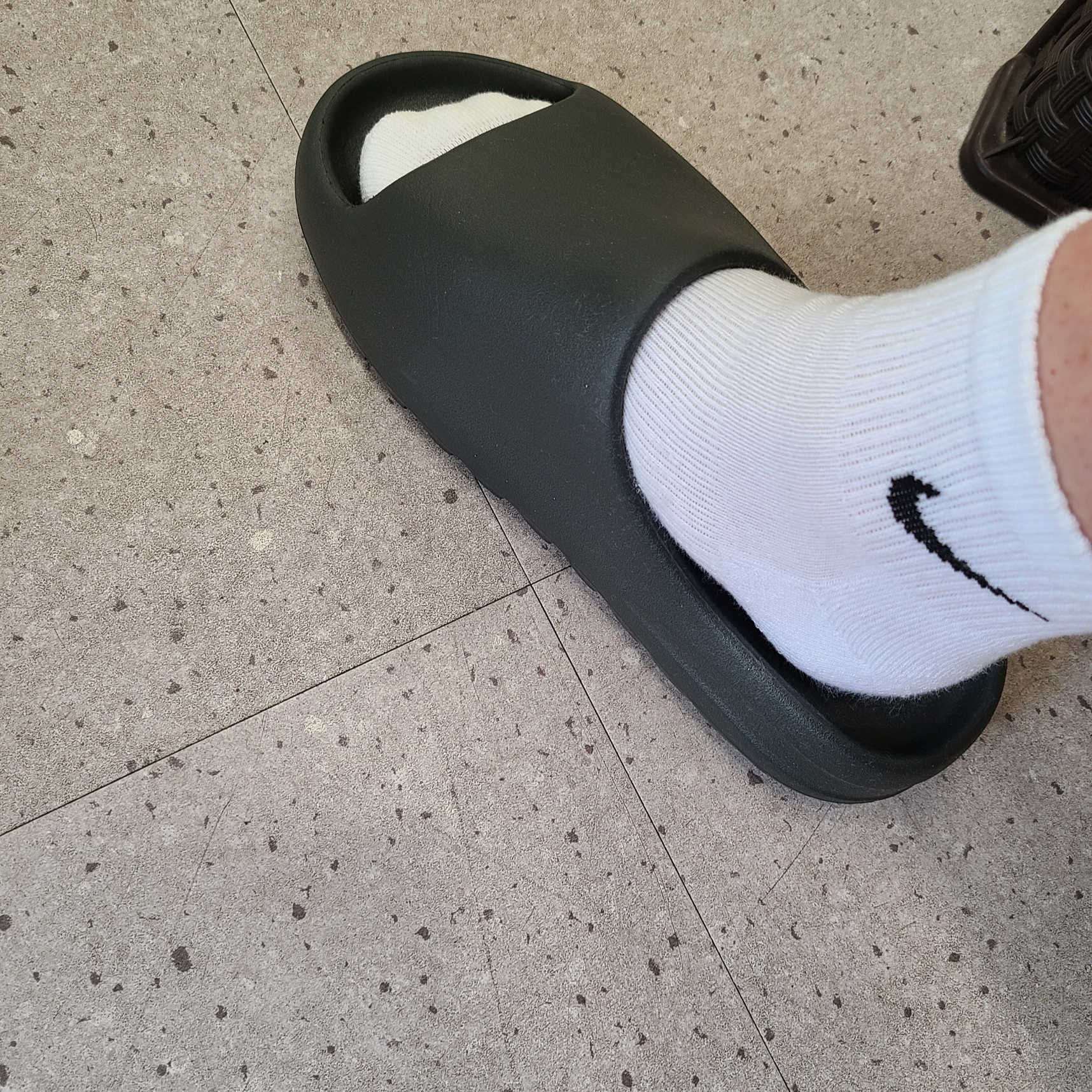 Adidas Yeezy Slide Dark Onyx 2024 착용 스타일 - 2