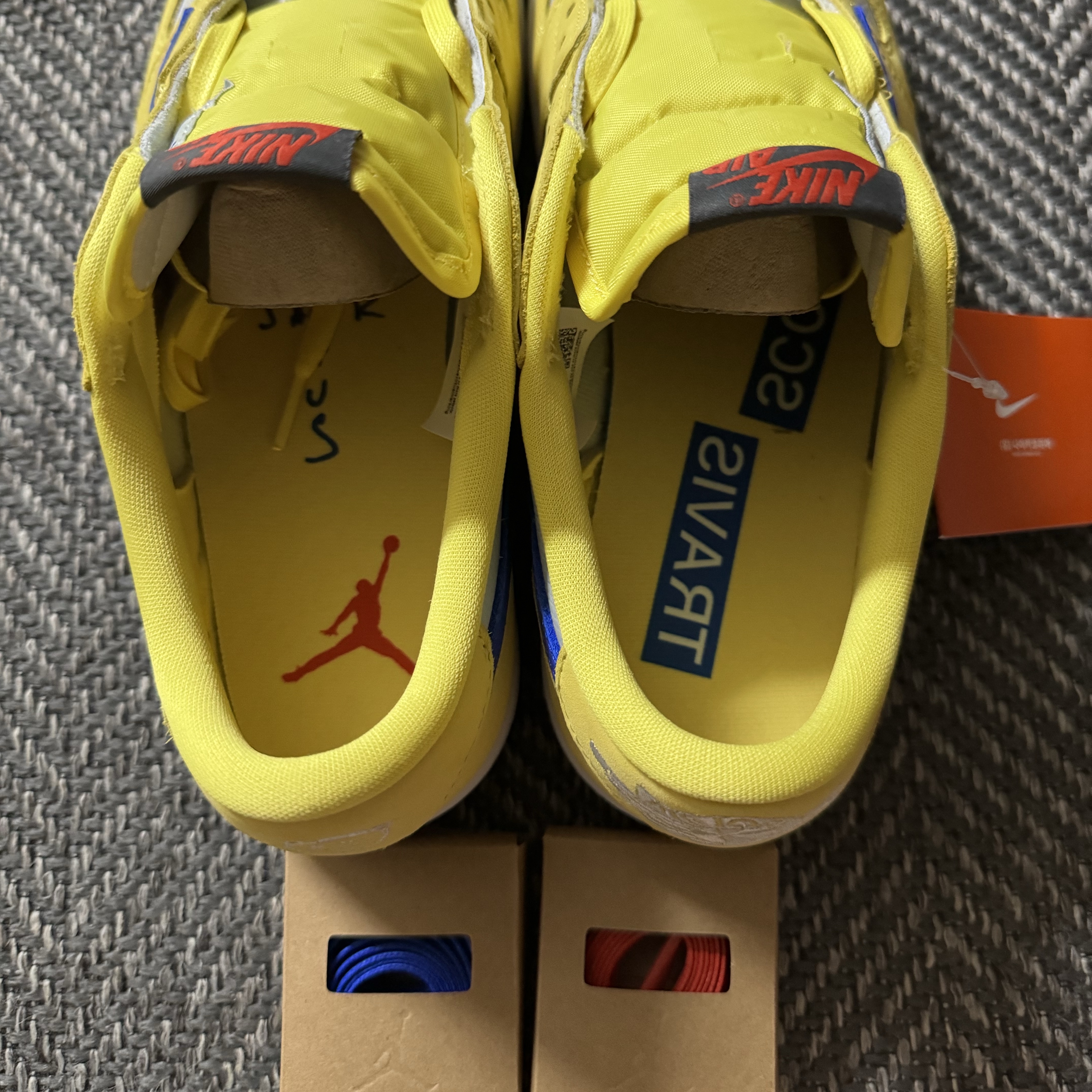 (W) Jordan 1 x Travis Scott Retro Low OG SP Canary 착용 스타일 - 1