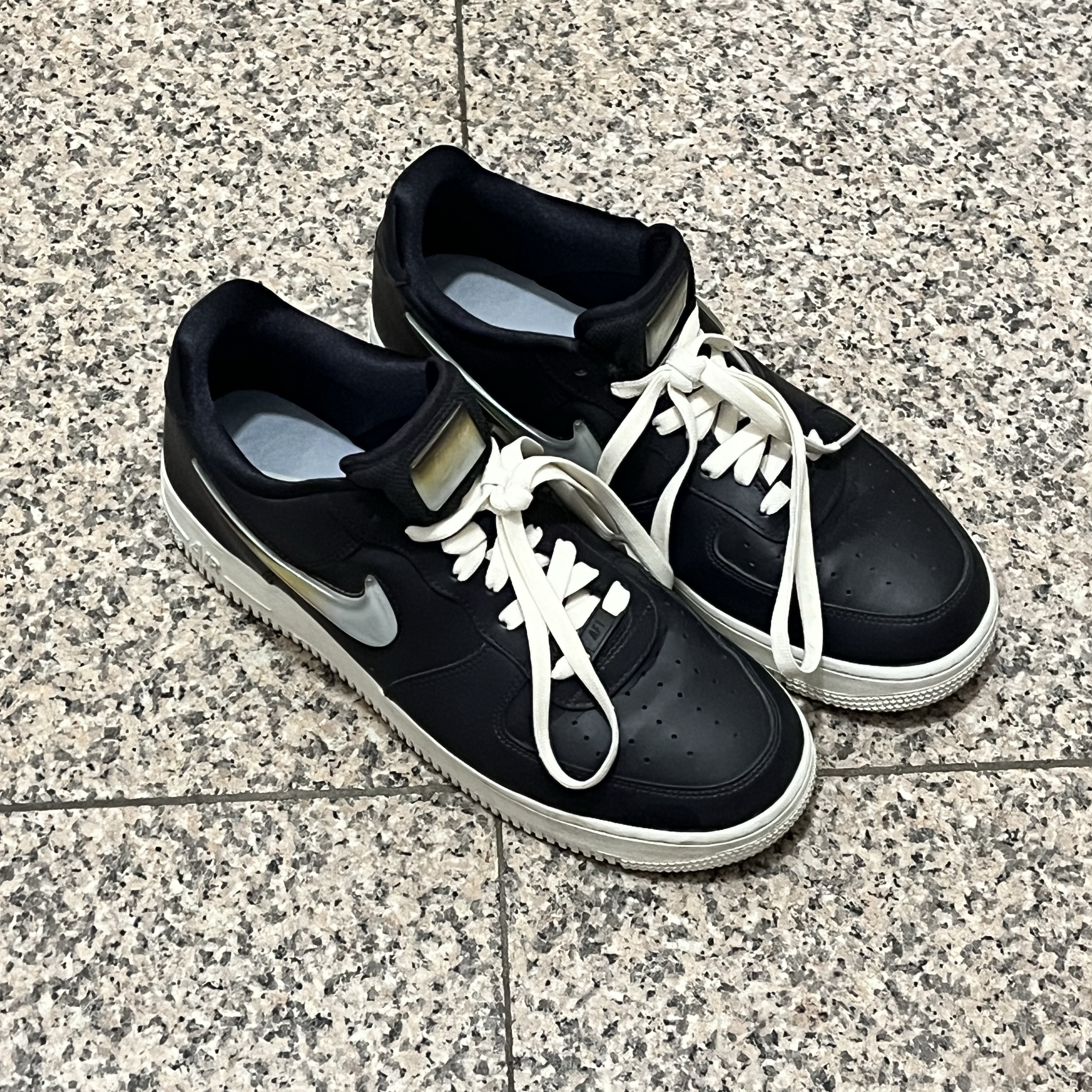 (W) Nike Air Force 1 '07 SE Premium Oil Grey 착용 스타일 - 2