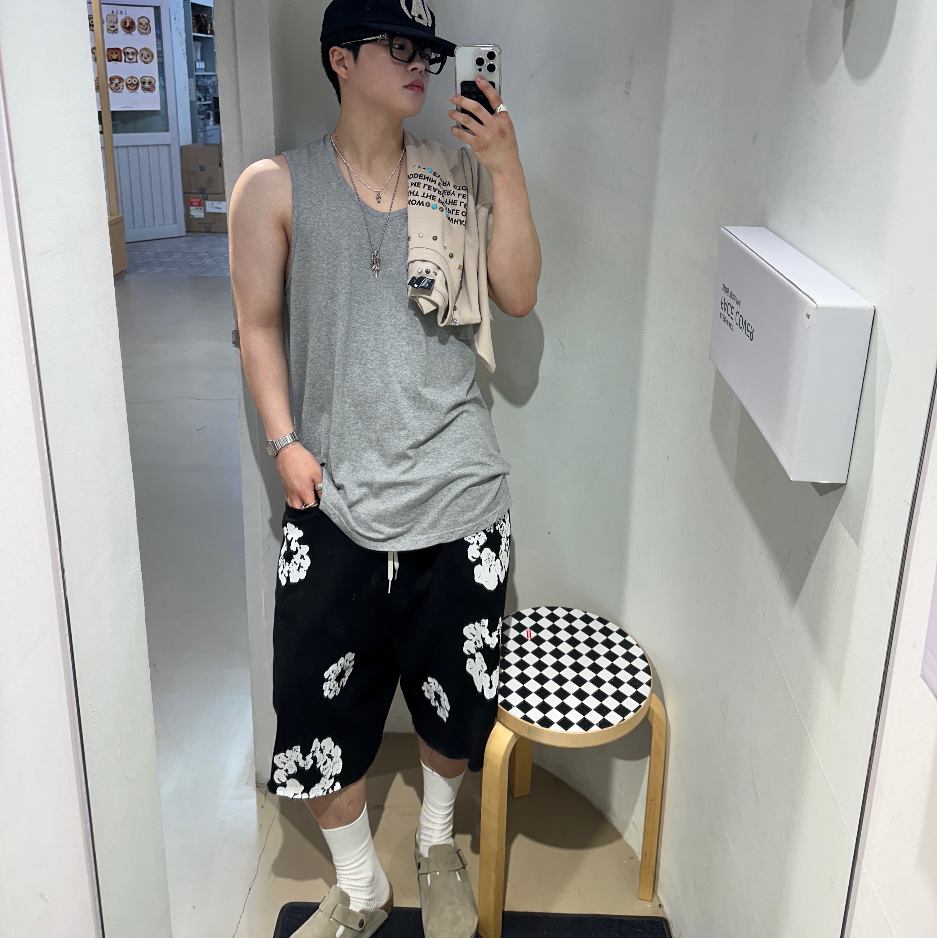 Denim Tears The Cotton Wreath Shorts Black, Birkenstock Boston Soft Footbed Taupe - Regular 착용 스타일 - 1