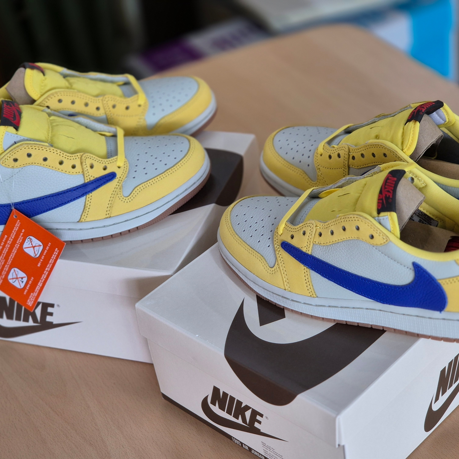 (W) Jordan 1 x Travis Scott Retro Low OG SP Canary 착용 스타일 - 4