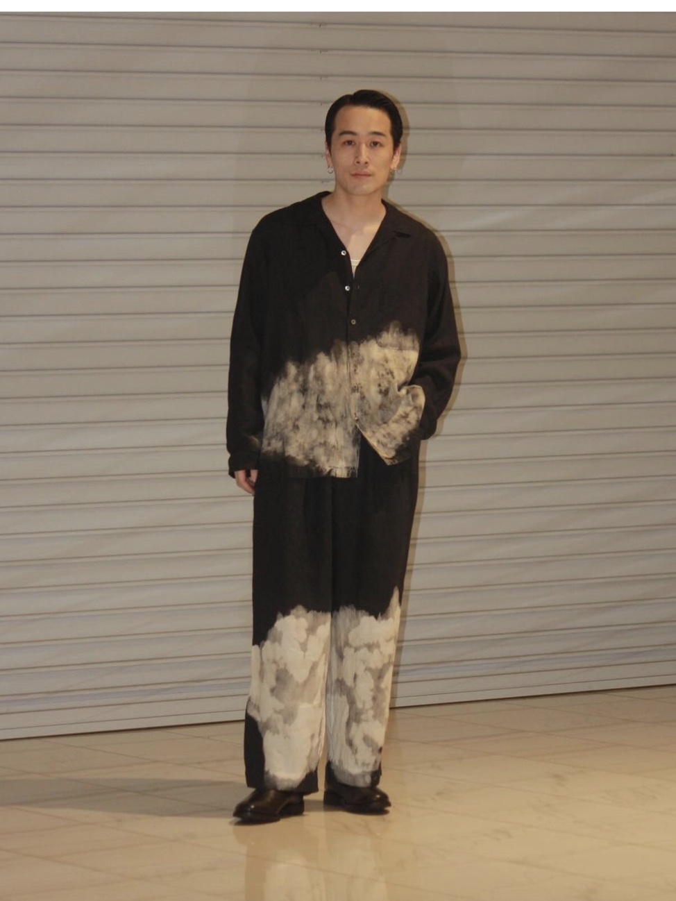Markaware Triple Pleated Easy Trousers Cloudy Bleaching 착용 스타일 - 2