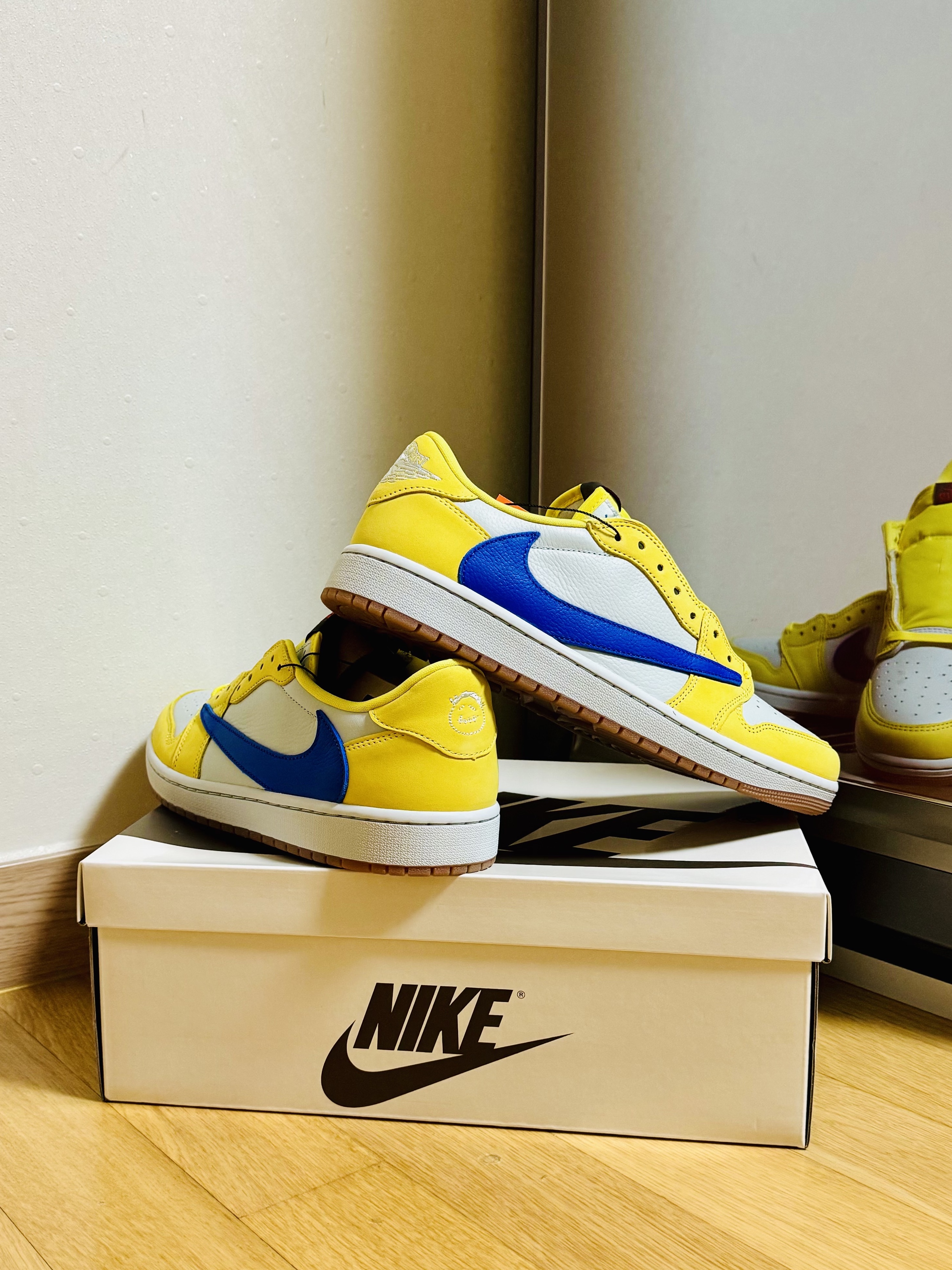 (W) Jordan 1 x Travis Scott Retro Low OG SP Canary 착용 스타일 - 1