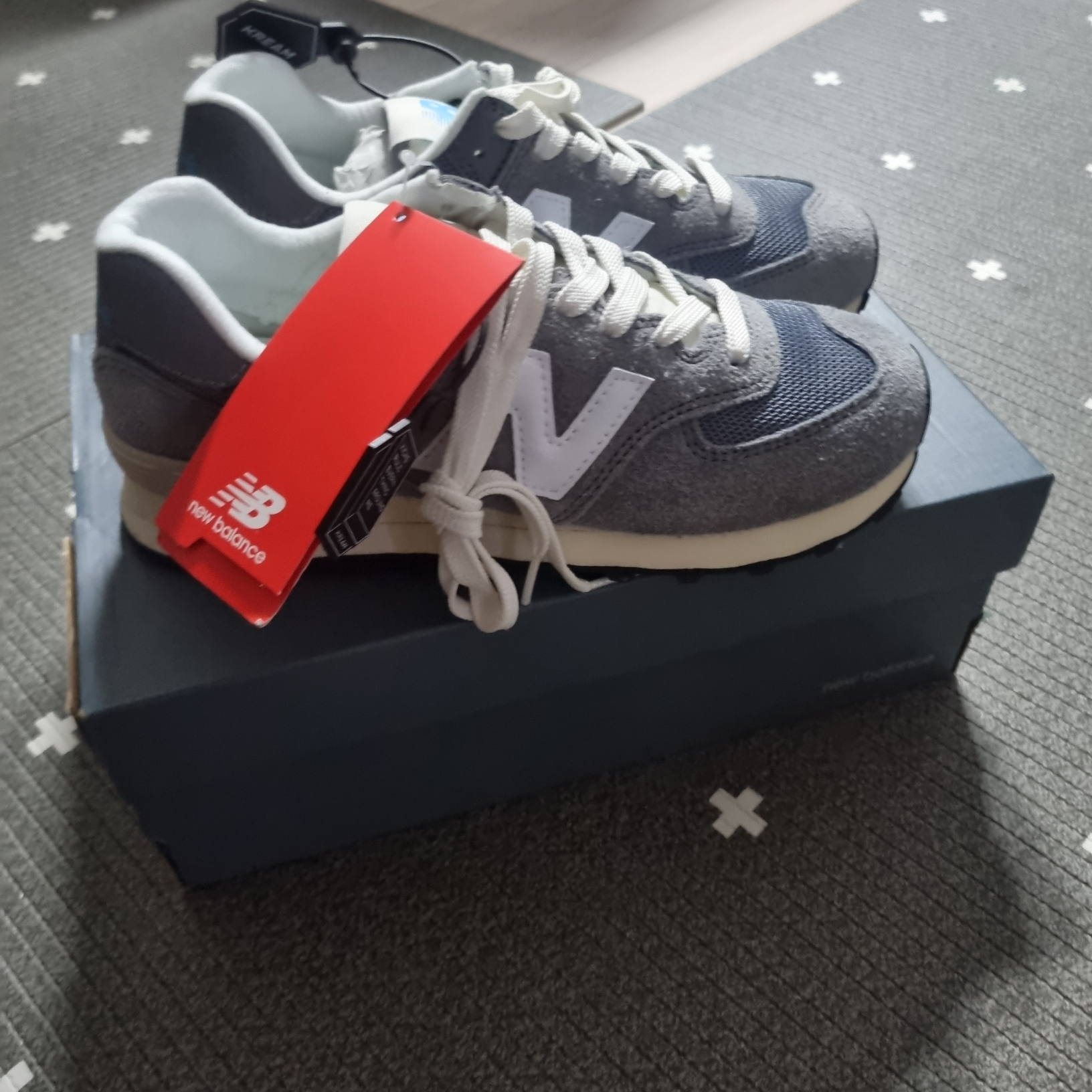 New Balance 574 Heritage Gray 착용 스타일 - 2