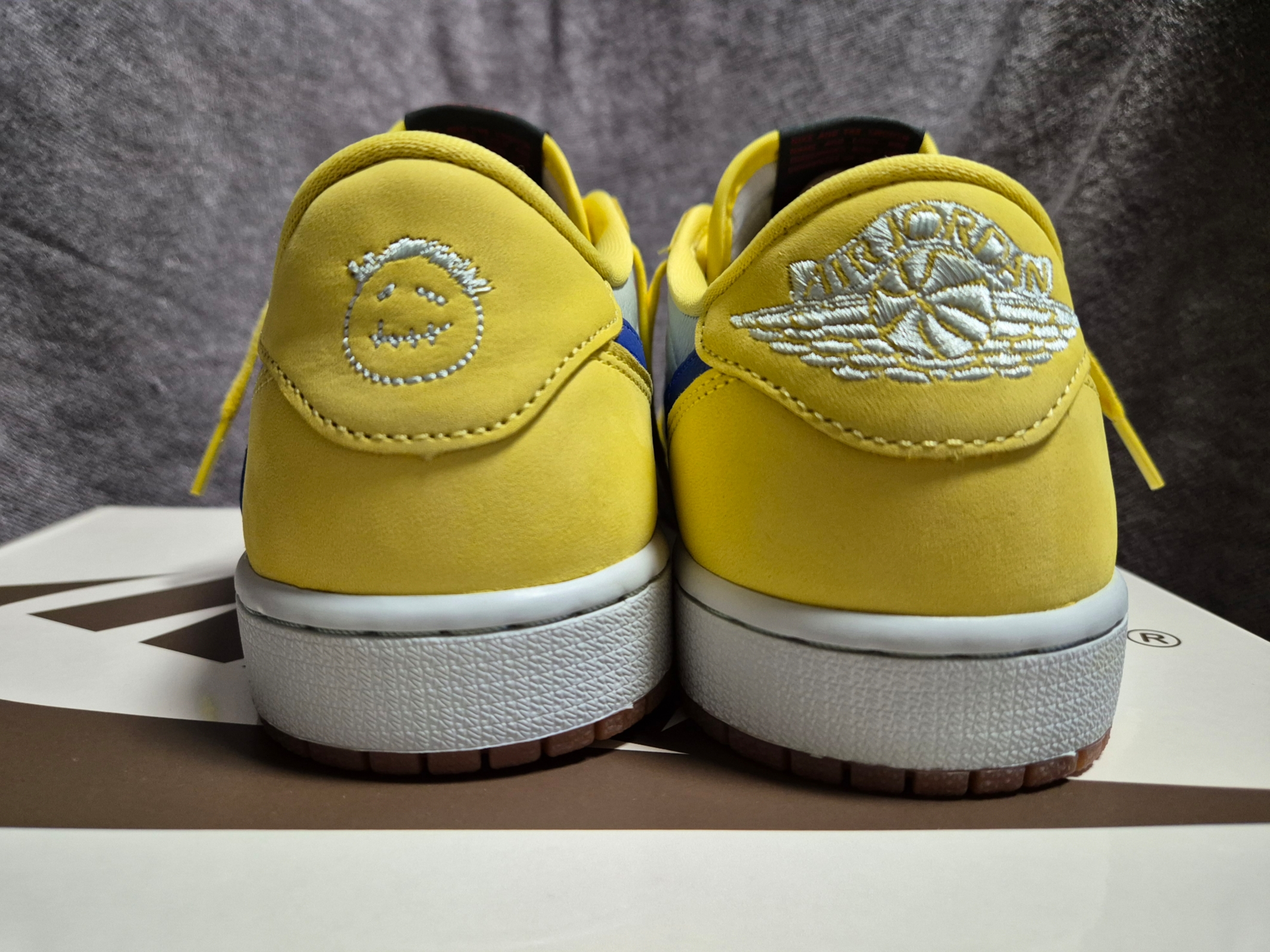 (W) Jordan 1 x Travis Scott Retro Low OG SP Canary 착용 스타일 - 4