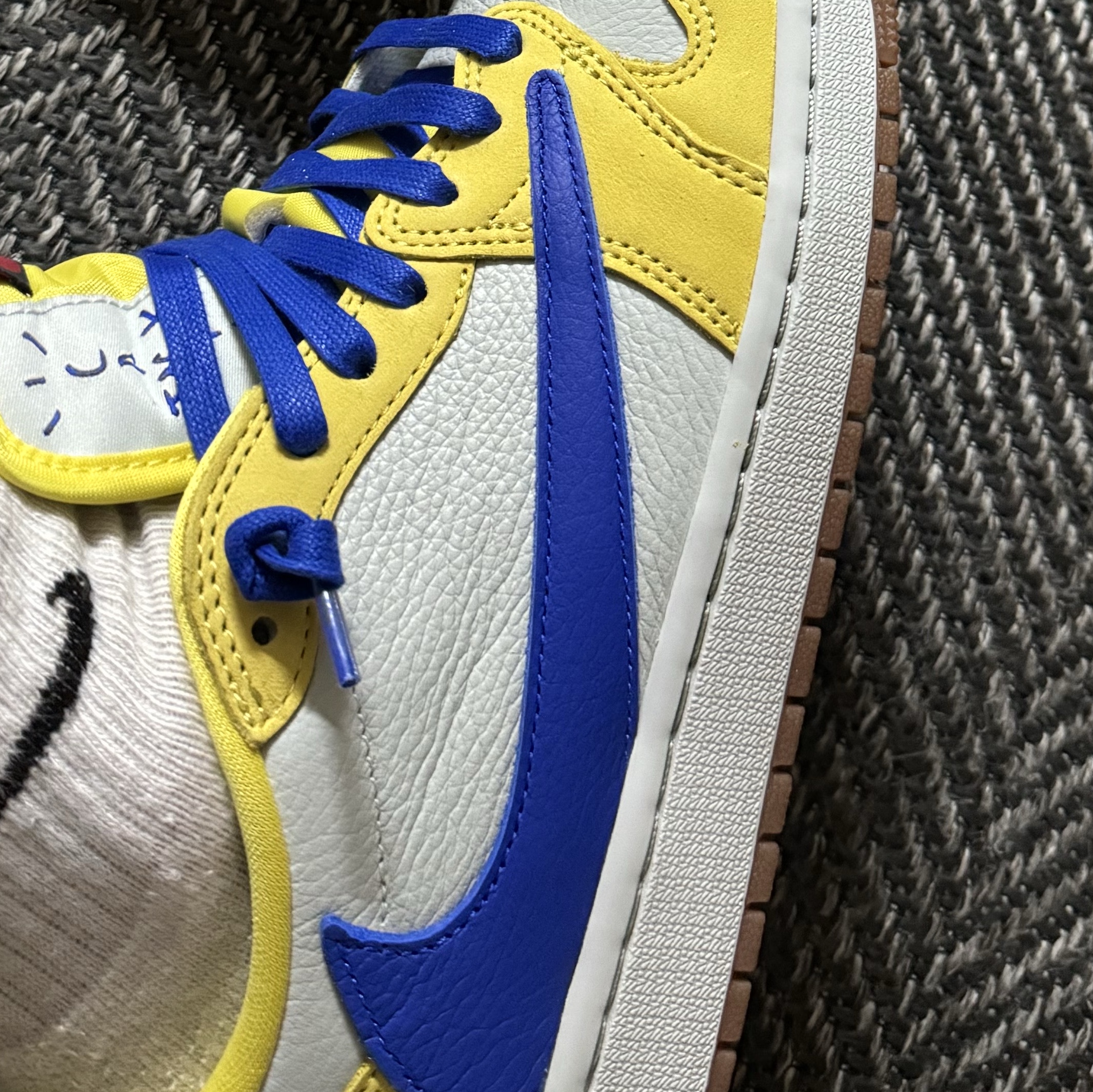(W) Jordan 1 x Travis Scott Retro Low OG SP Canary 착용 스타일 - 4