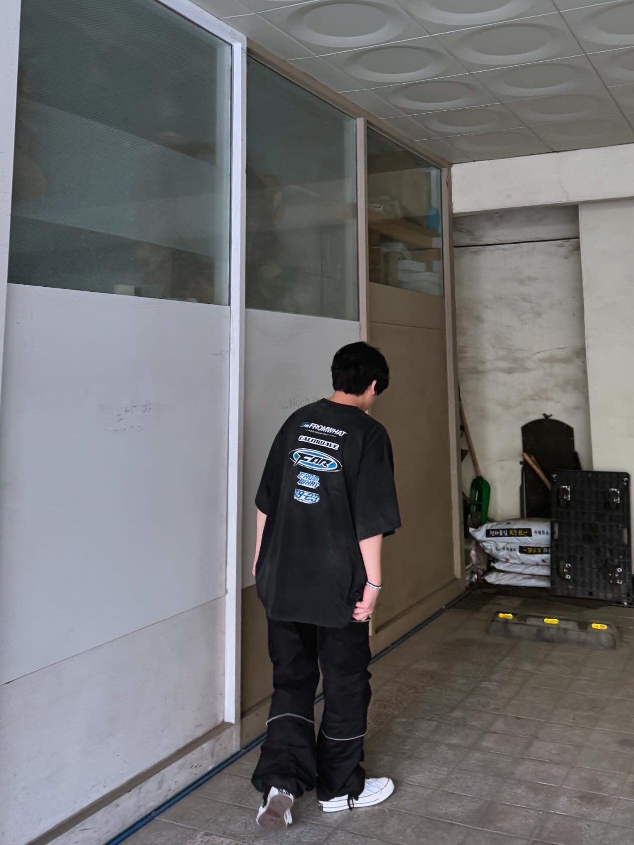 Farfromwhat Far Washed Logo T-Shirt Black, Farfromwhat Far Round Cargo Pants Black 착용 스타일 - 3