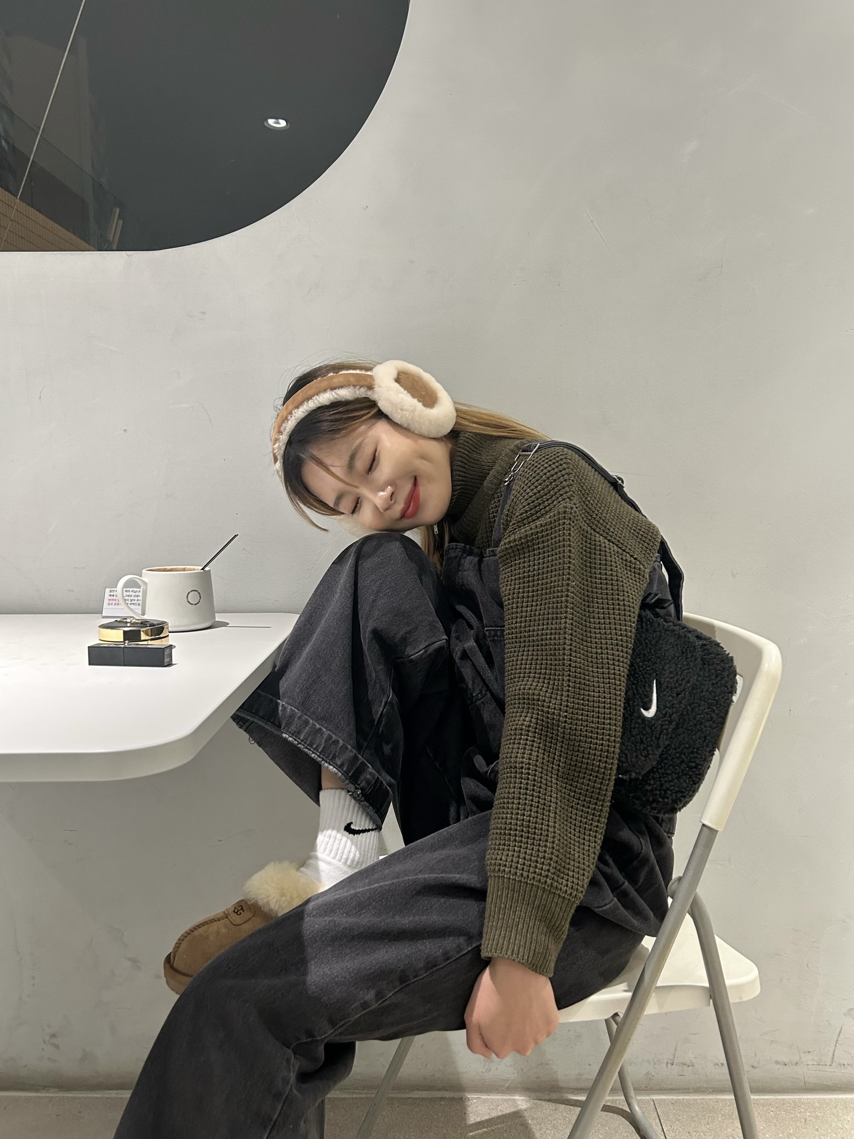 (W) UGG Embroidered Logo Earmuff Chestnut, (W) UGG Coquette Slipper Chestnut 착용 스타일 - 3