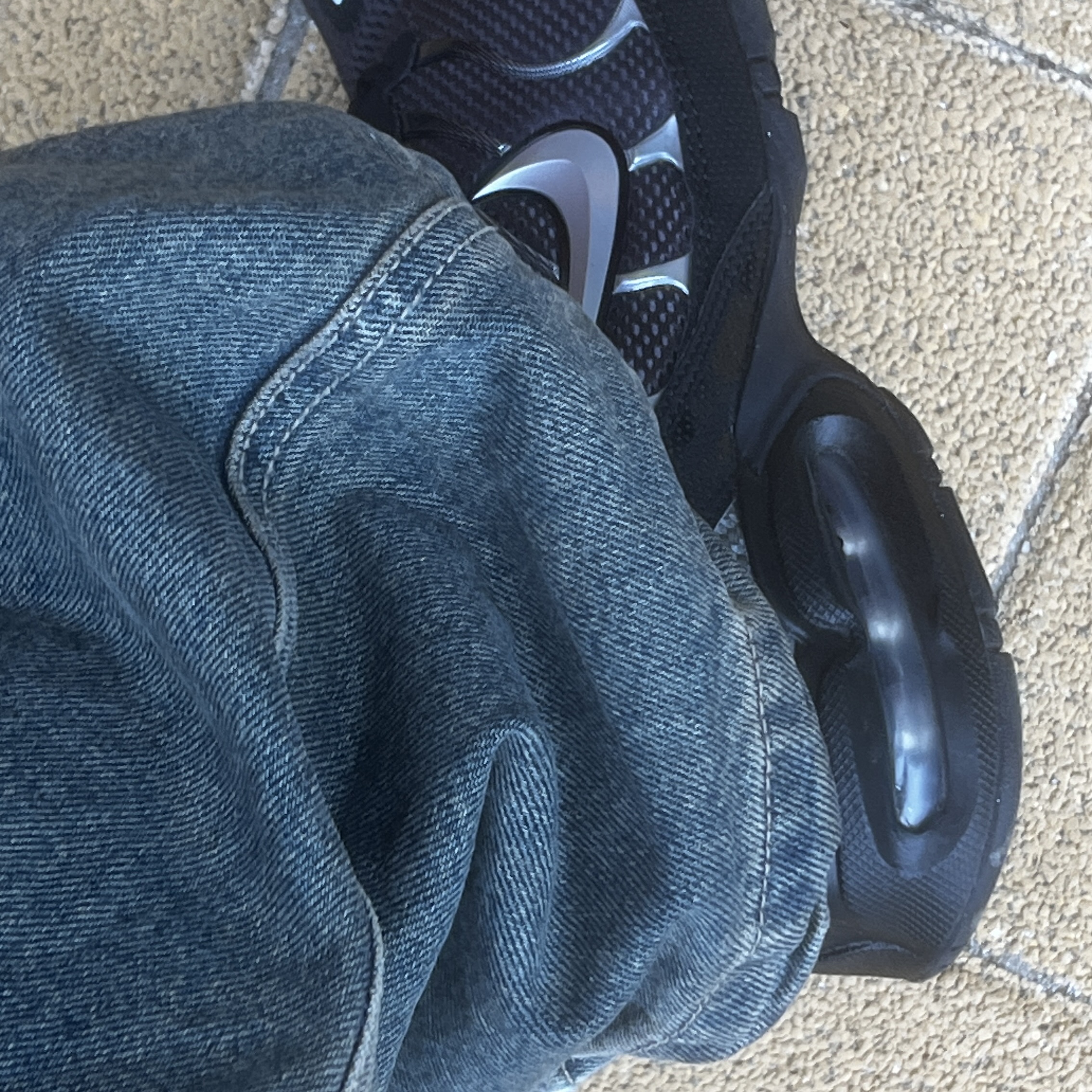 Nike Air Max Torch 4 Anthracite Metallic Silver 착용 스타일 - 2