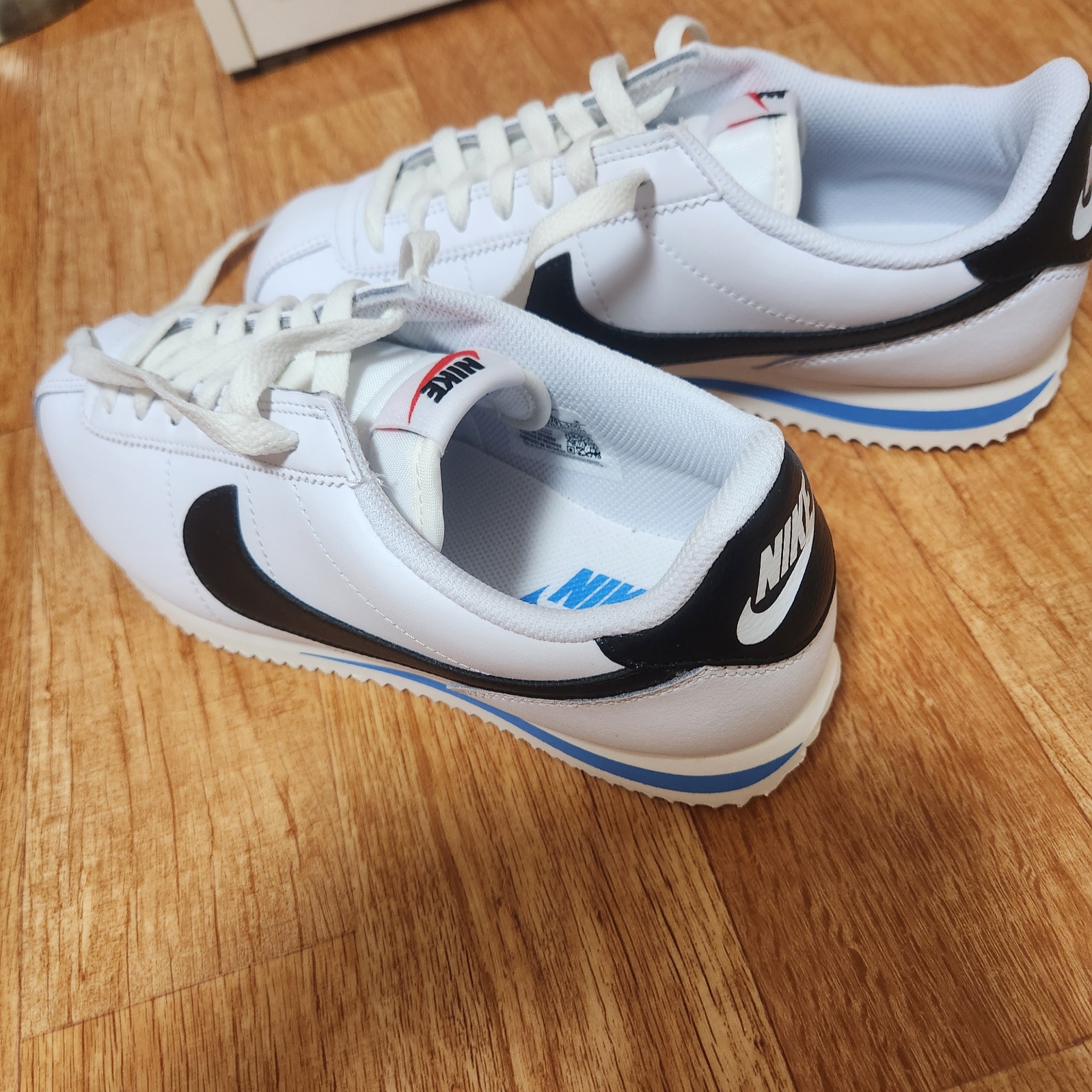 (W) Nike Cortez White and Black 착용 스타일 - 2