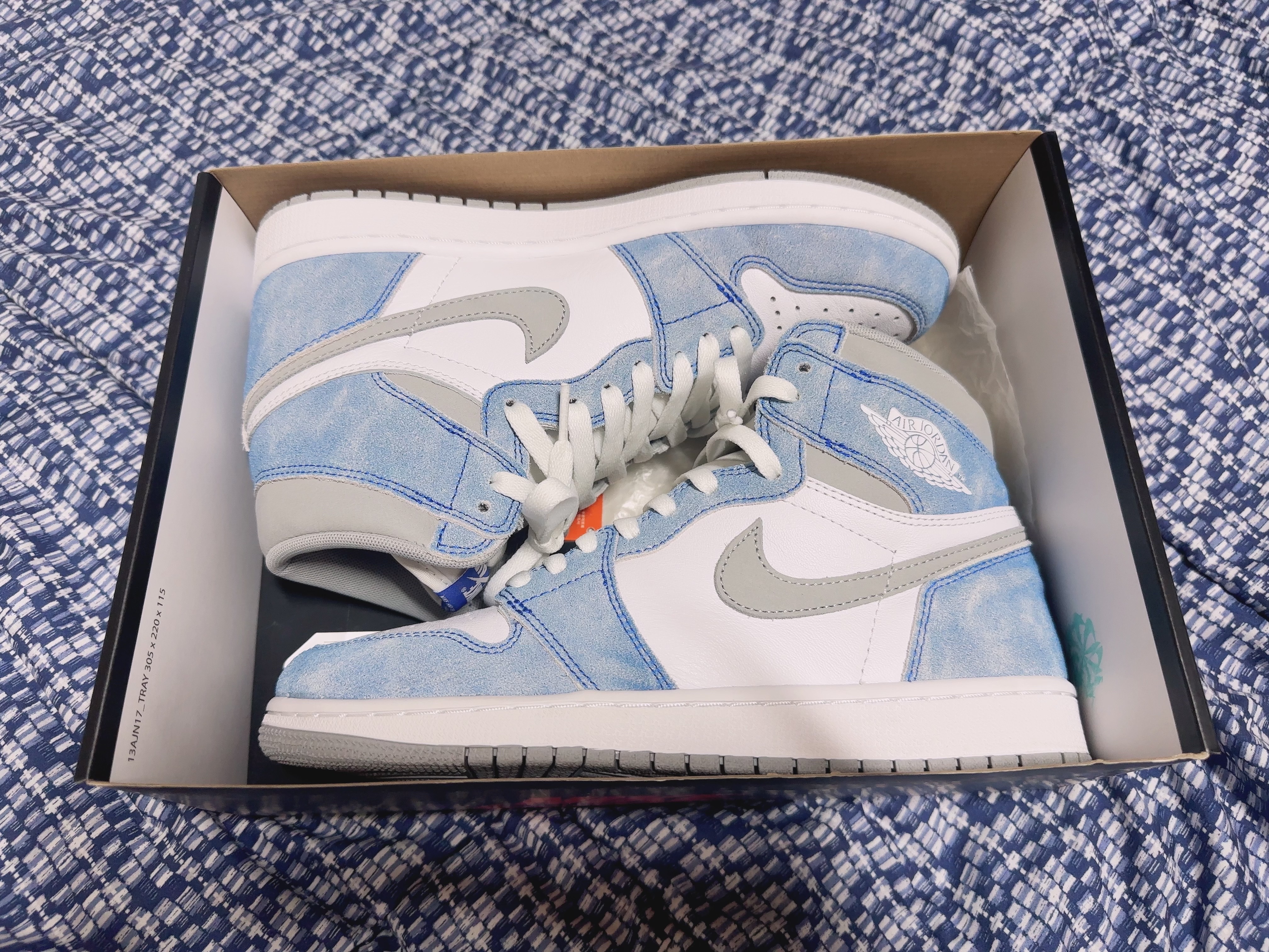 Jordan 1 Retro High OG Hyper Royal 착용 스타일 - 1