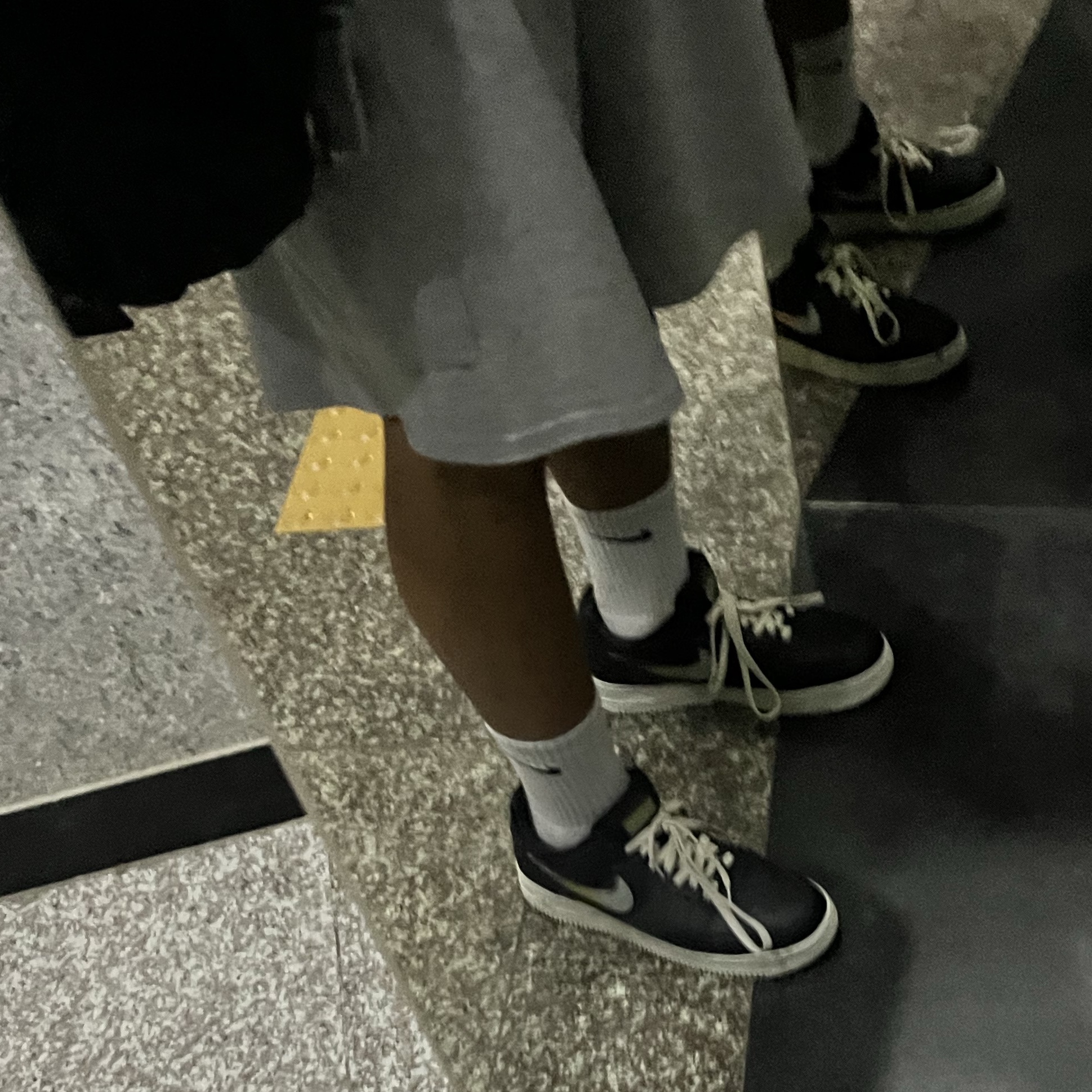 (W) Nike Air Force 1 '07 SE Premium Oil Grey 착용 스타일 - 1