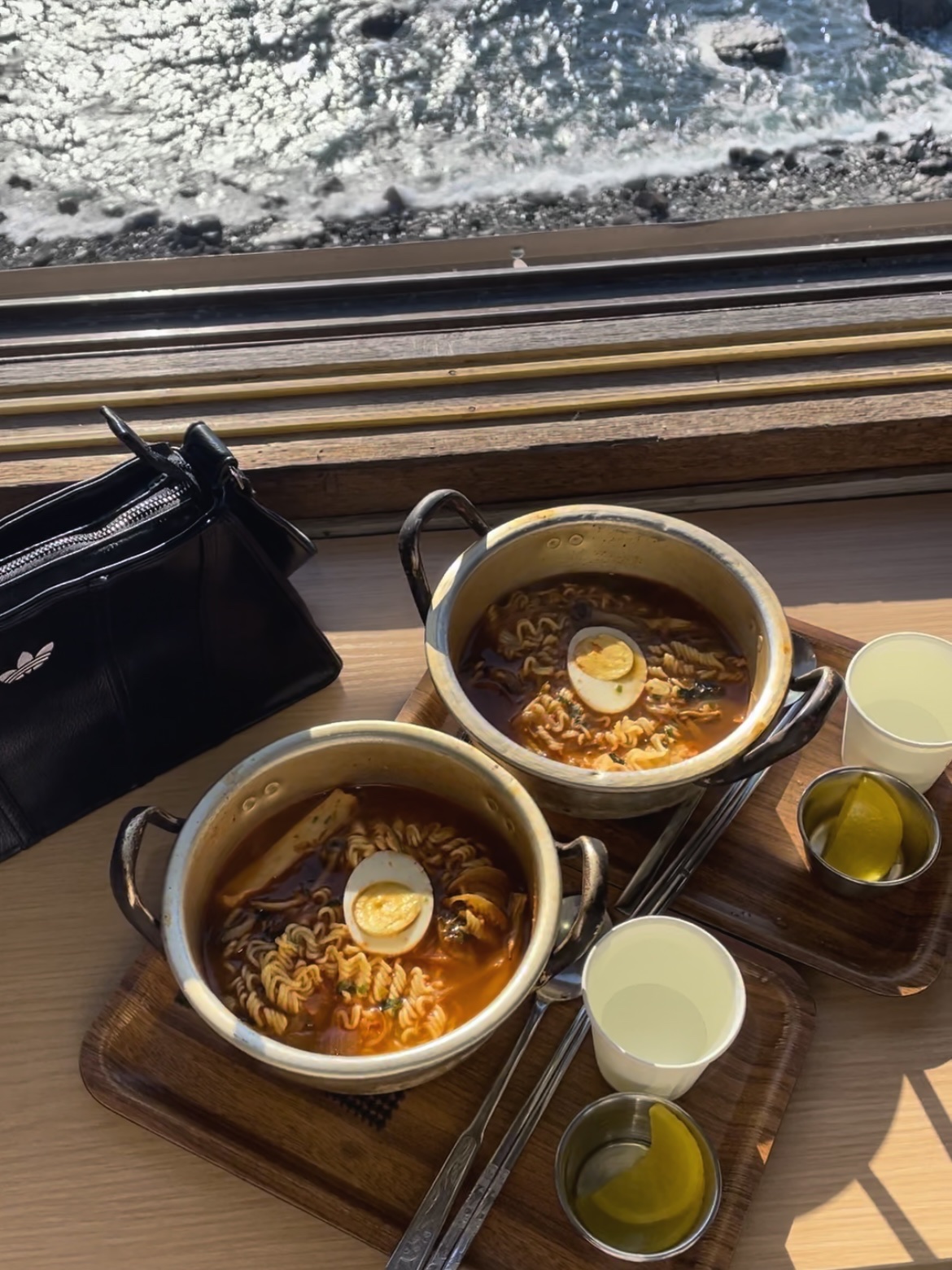 아디다스 삼바 OG 블랙 화이트 검, 아디다스 미니 에어라이너백 블랙 착용 스타일 - 3