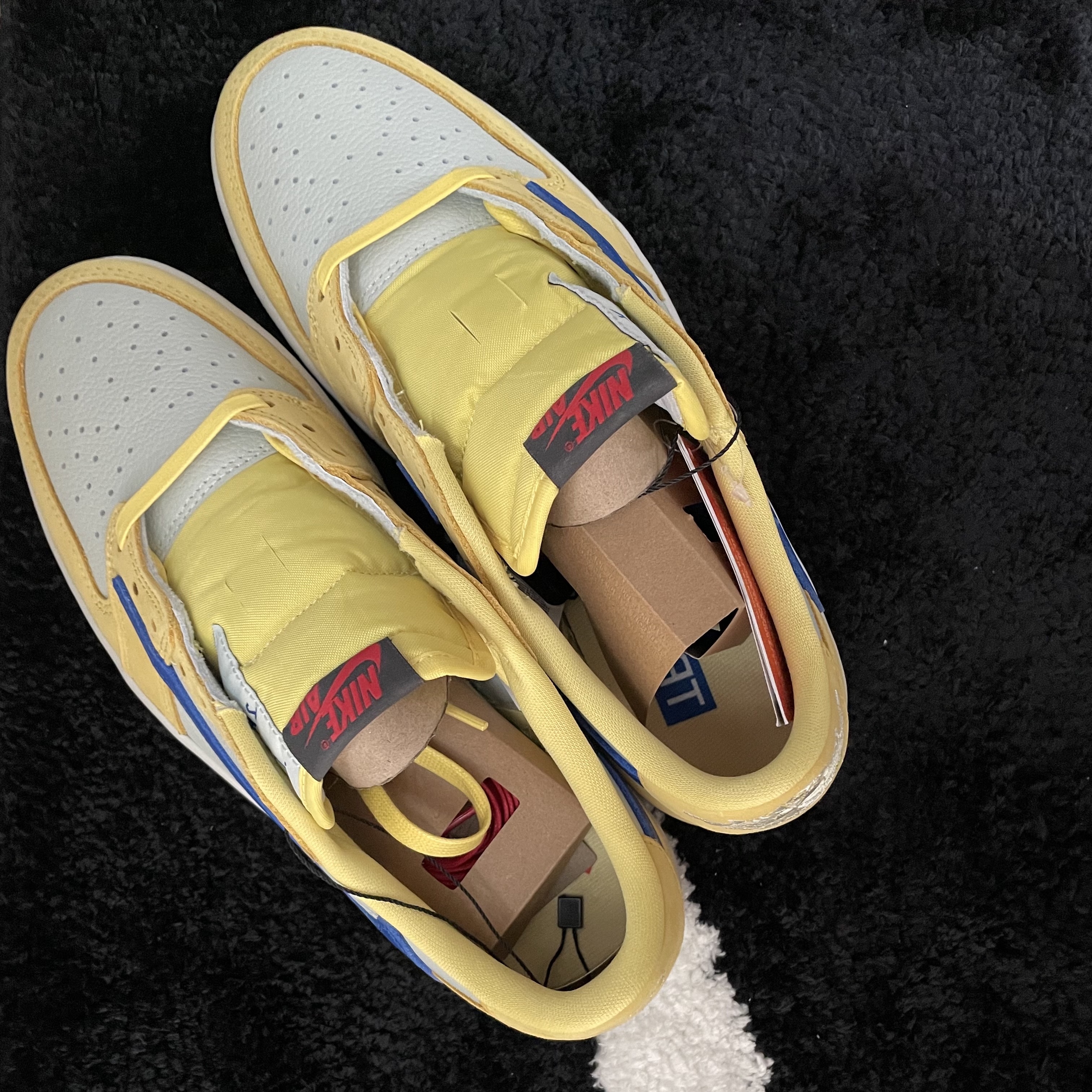 Adidas Yeezy Boost 700 Sun, (W) Jordan 1 x Travis Scott Retro Low OG SP Canary 착용 스타일 - 2
