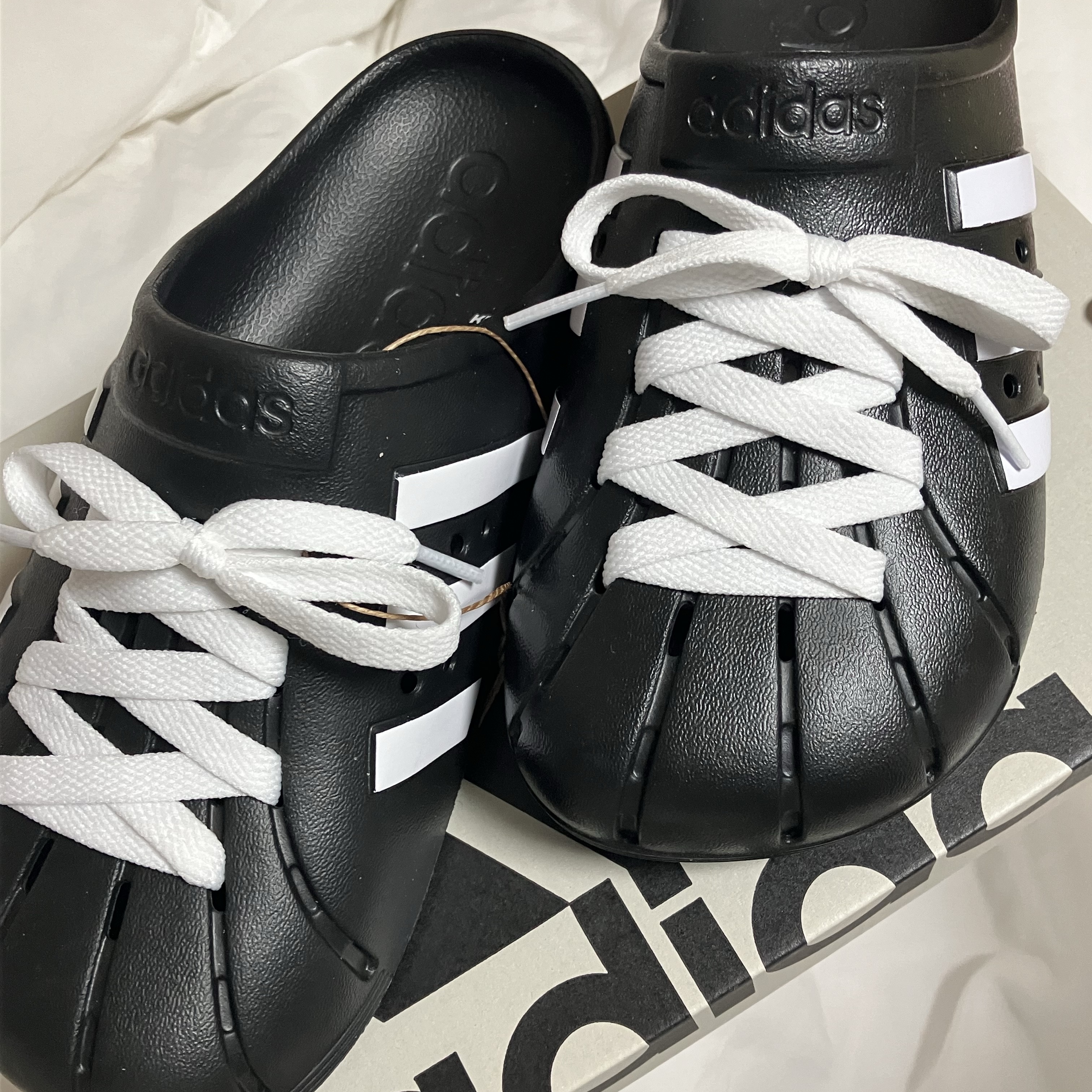 Adidas Adilette Clog Black White 착용 스타일