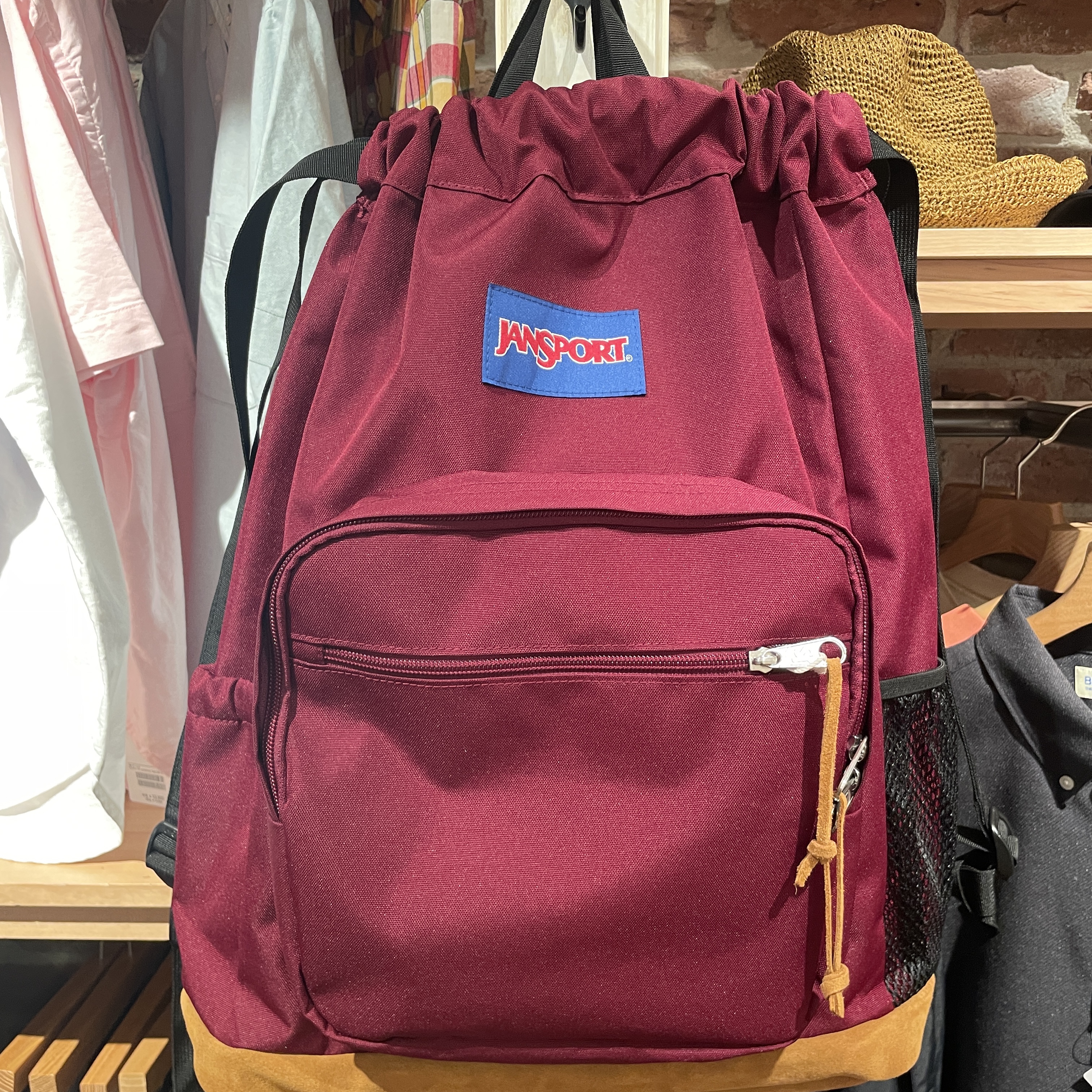 Jansport × Beams Bespoke Pack & Go Russet Red 착용 스타일