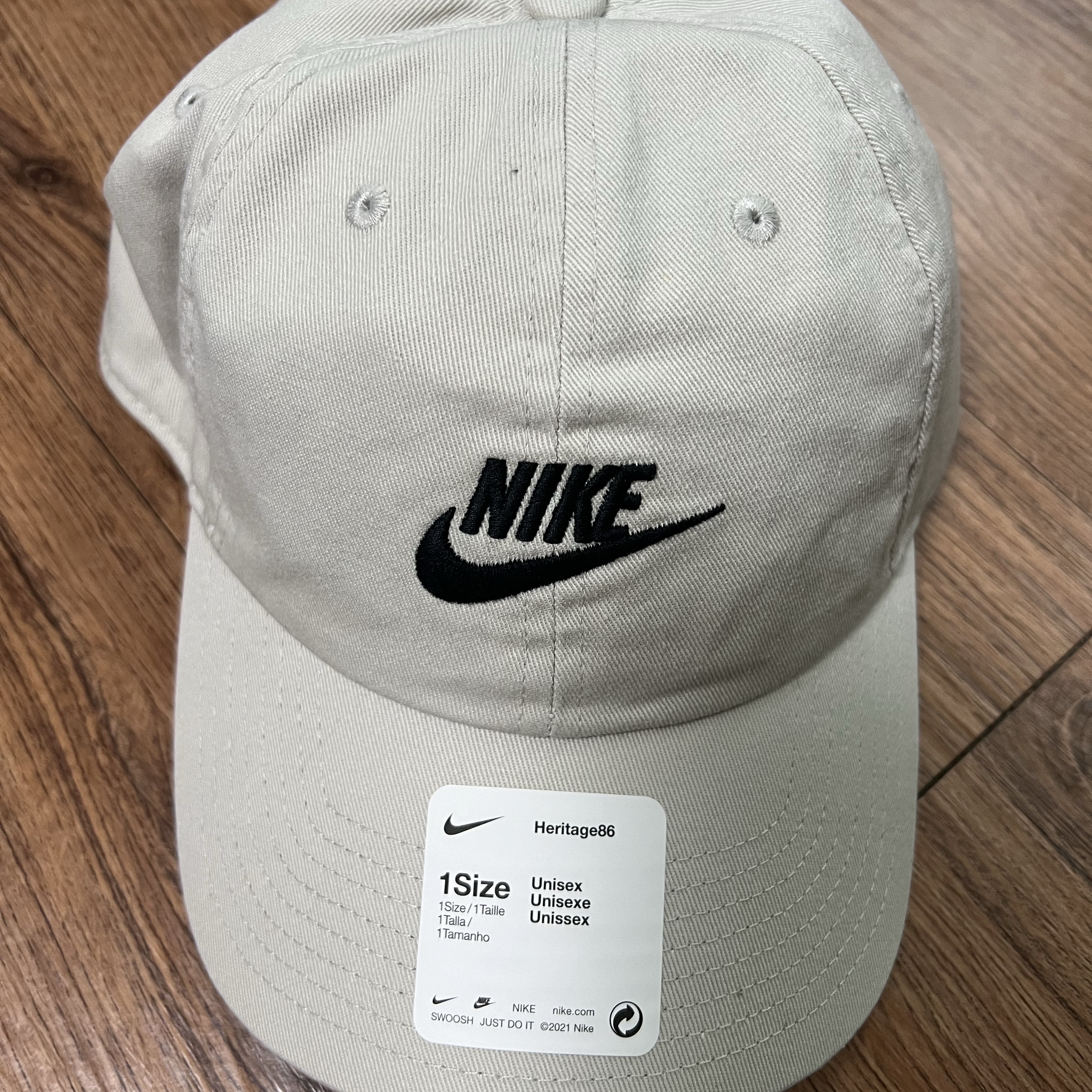 Nike Heritage 86 Futura Washed Cap Light Bone 착용 스타일